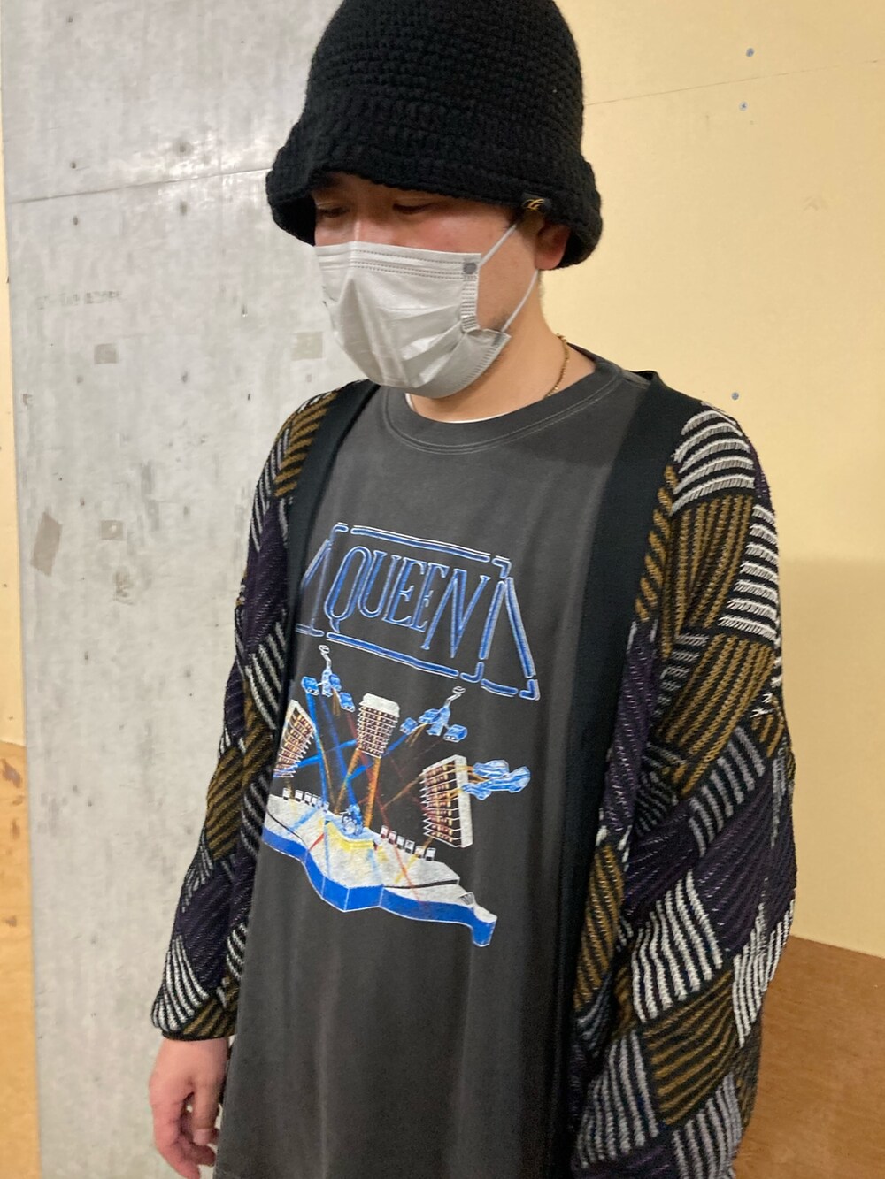 「FREDY&GLOSTER、40代ストリート、パパコーデ、野球観戦、GOOD ROCK SPEED、Dickies、Queen、マイナーリーグ、大谷翔平、クロシェ、春服デビュー宣言、diskUNION」｜「GLOSTERの【GLOSTER/グロスター】幾何学柄 Vネック ジオメトリック柄 レトロカーディガン（カーディガン/ボレロ、ブラック系）」を使った、真矢（也）さん（メンズ・176cm）の春コーディネートの4枚目の写真