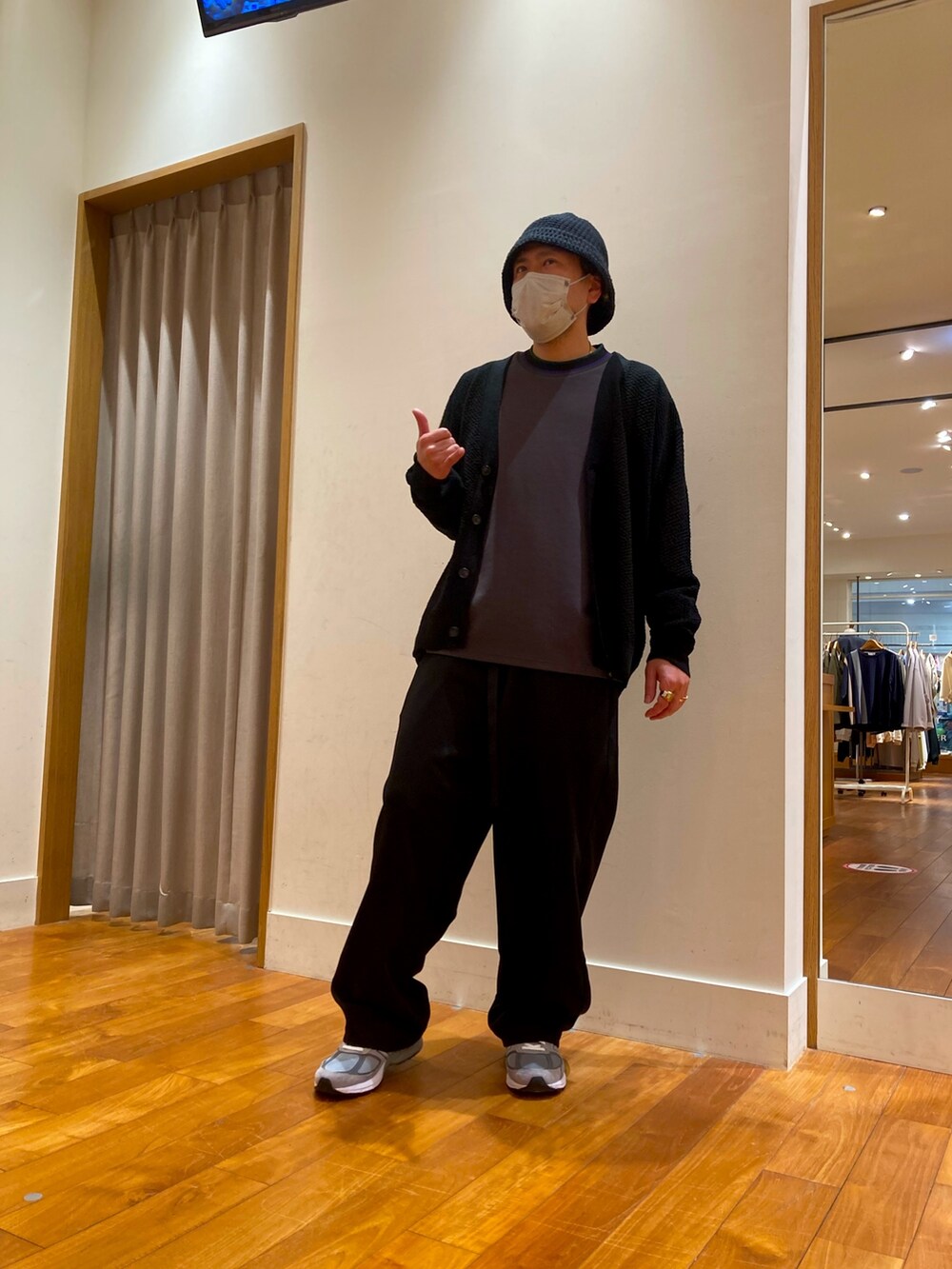 「モノトーン、モノトーンコーデ、40代ファッション、スニーカーコーデ、家系コーデ、ストリート、FREDY&GLOSTER、gloster、ハワイコーデ」｜「GLOSTERの【ユニセックス対応】【GLOSTER/グロスター】カラーブークレ Vネック オーバーカーディガン ドロップショルダー（カーディガン/ボレロ、ブラック系）」を使った、真矢（也）さん（メンズ・176cm）の春コーディネートの2枚目の写真