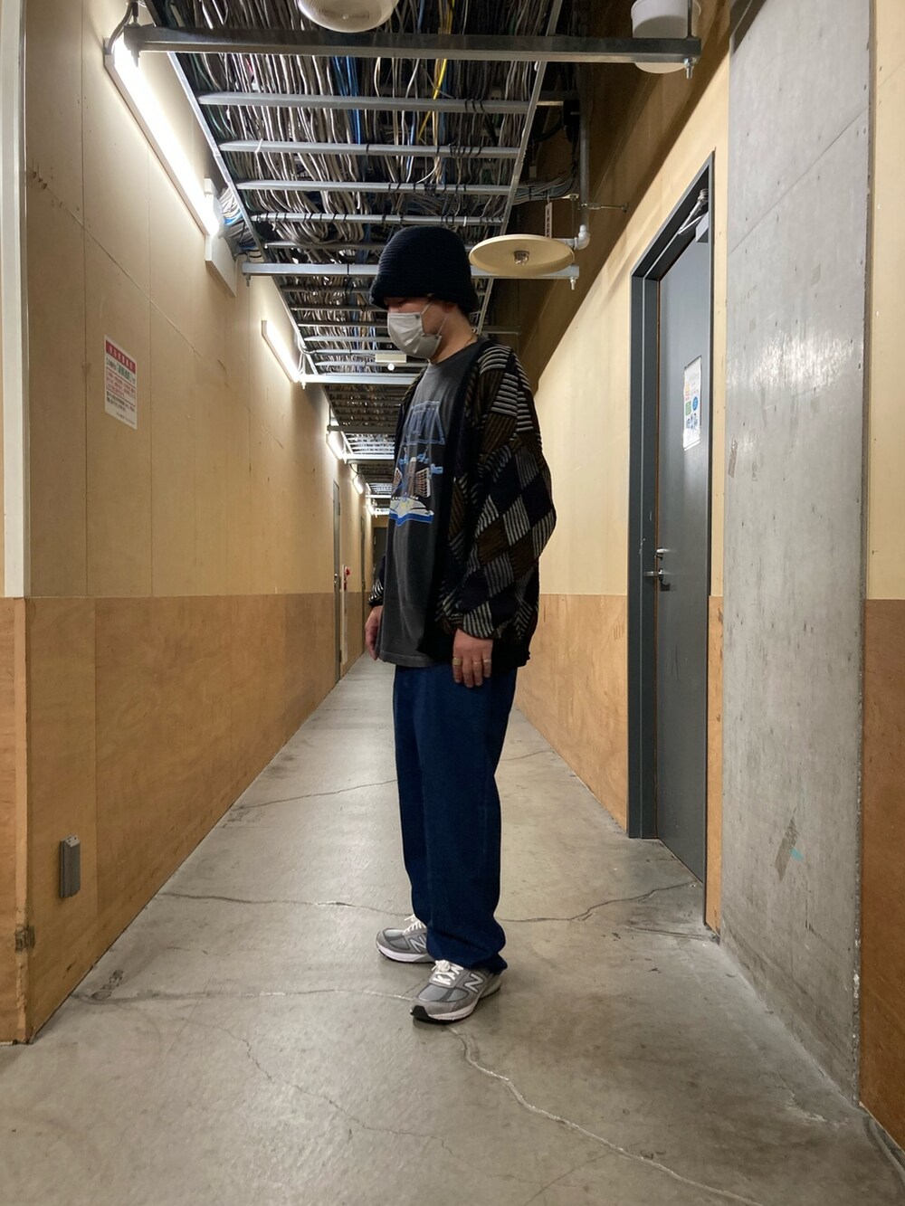 「FREDY&GLOSTER、40代ストリート、パパコーデ、野球観戦、GOOD ROCK SPEED、Dickies、Queen、マイナーリーグ、大谷翔平、クロシェ、春服デビュー宣言、diskUNION」｜「GLOSTERの【GLOSTER/グロスター】幾何学柄 Vネック ジオメトリック柄 レトロカーディガン（カーディガン/ボレロ、ブラック系）」を使った、真矢（也）さん（メンズ・176cm）の春コーディネートの3枚目の写真