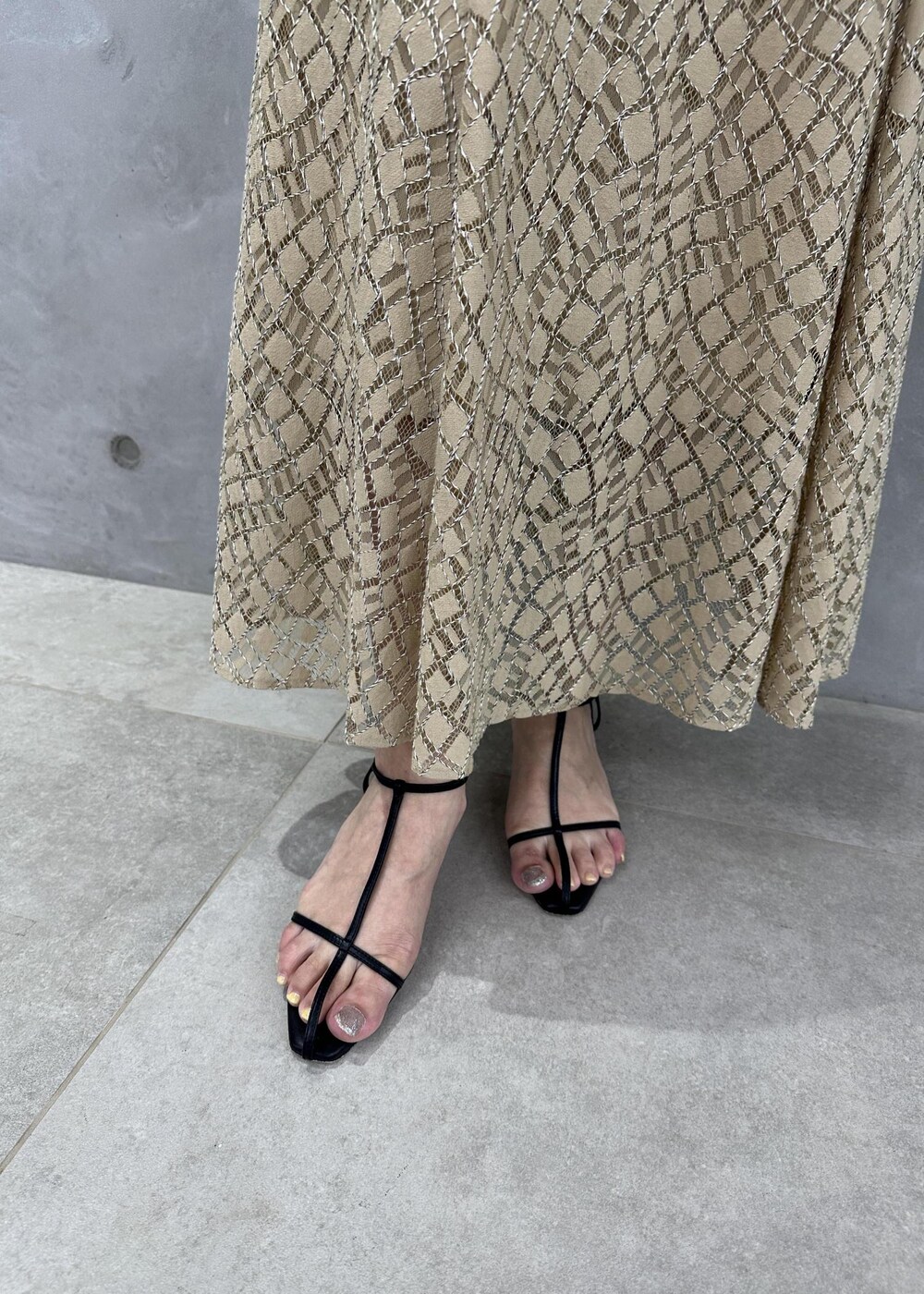 ブラック系のハンドバッグ、ブラック系のサンダル、ブラウン系のシャツ/ブラウスを着用したレディースの夏コーディネートの7枚目の写真