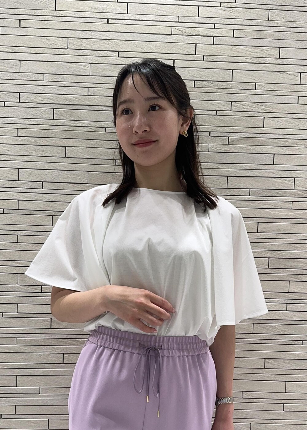 ベージュ系のハンドバッグ、ブラック系のサンダル、パープル系のその他パンツを着用したレディースの夏コーディネートの4枚目の写真