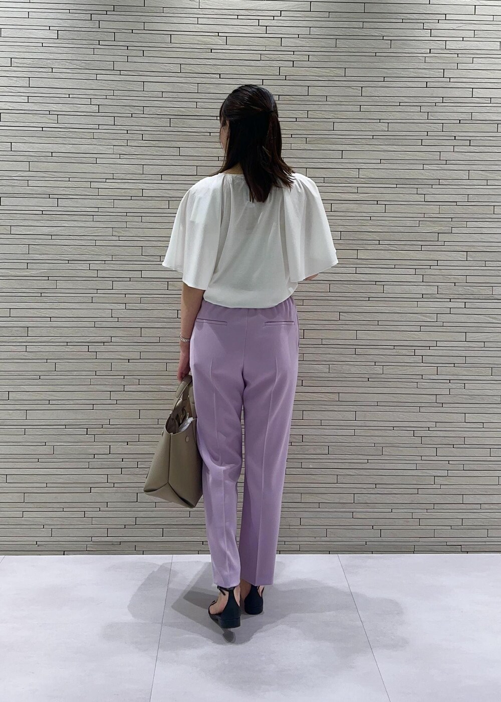 ベージュ系のハンドバッグ、ブラック系のサンダル、パープル系のその他パンツを着用したレディースの夏コーディネートの3枚目の写真