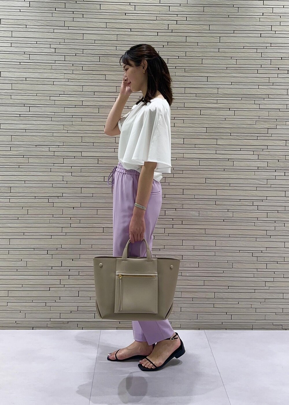 ベージュ系のハンドバッグ、ブラック系のサンダル、パープル系のその他パンツを着用したレディースの夏コーディネートの2枚目の写真