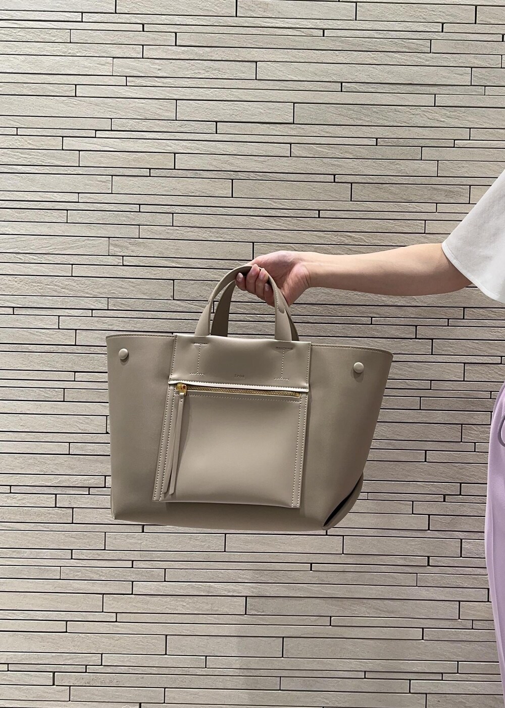 ベージュ系のハンドバッグ、ブラック系のサンダル、パープル系のその他パンツを着用したレディースの夏コーディネートの6枚目の写真