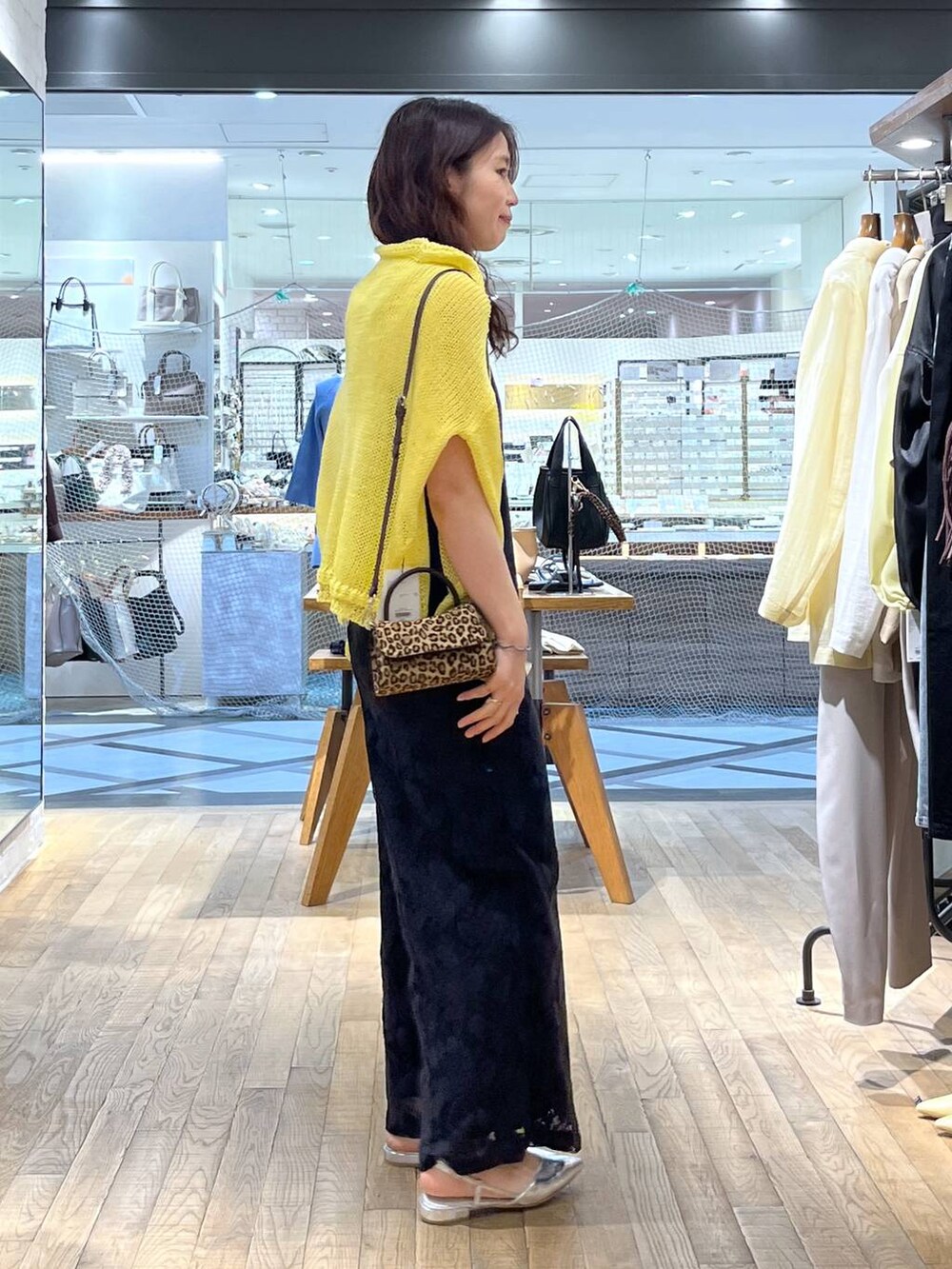 「体型カバー、ハンサム、ヘルシー、ママコーデ、SNAP_apart by lowrys、骨格ウェーブ、apart by lowrys、着痩せ・細見え、パーマ、サロペット、夏コーデ、セールミックスコーデ_apart by lowrys」｜「A part byのポインテッドフラットパンプス≪追加4≫（パンプス、シルバー系）」を使った、Aoさん（レディース・161cm）の春コーディネートの2枚目の写真