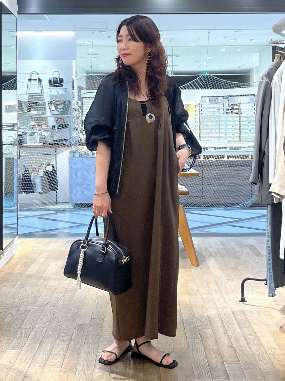 「体型カバー、ハンサム、ヘルシー、ママコーデ、SNAP_apart by lowrys、骨格ウェーブ、apart by lowrys、着痩せ・細見え、パーマ、ワンピース、ブルゾン、バッグ、サンダル」｜「A part byのシアーシャーリングブルゾン（ブルゾン、ブラック系）」を使った、Aoさん（レディース・161cm）の春コーディネートの5枚目の写真