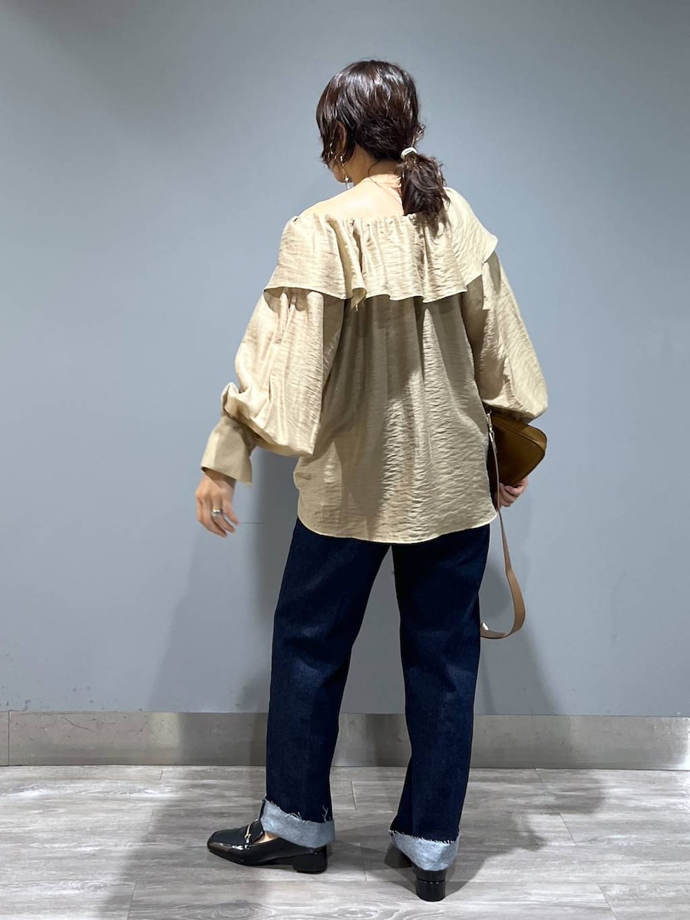 「着痩せ・細見え、高見え、ブラウス、apart by lowrys、デニムパンツ、ローファー、秋コーデ、大人カジュアル」｜「A part byのヒールローファー（ローファー、ブラック系）」を使った、Aoさん（レディース・161cm）の夏コーディネートの3枚目の写真