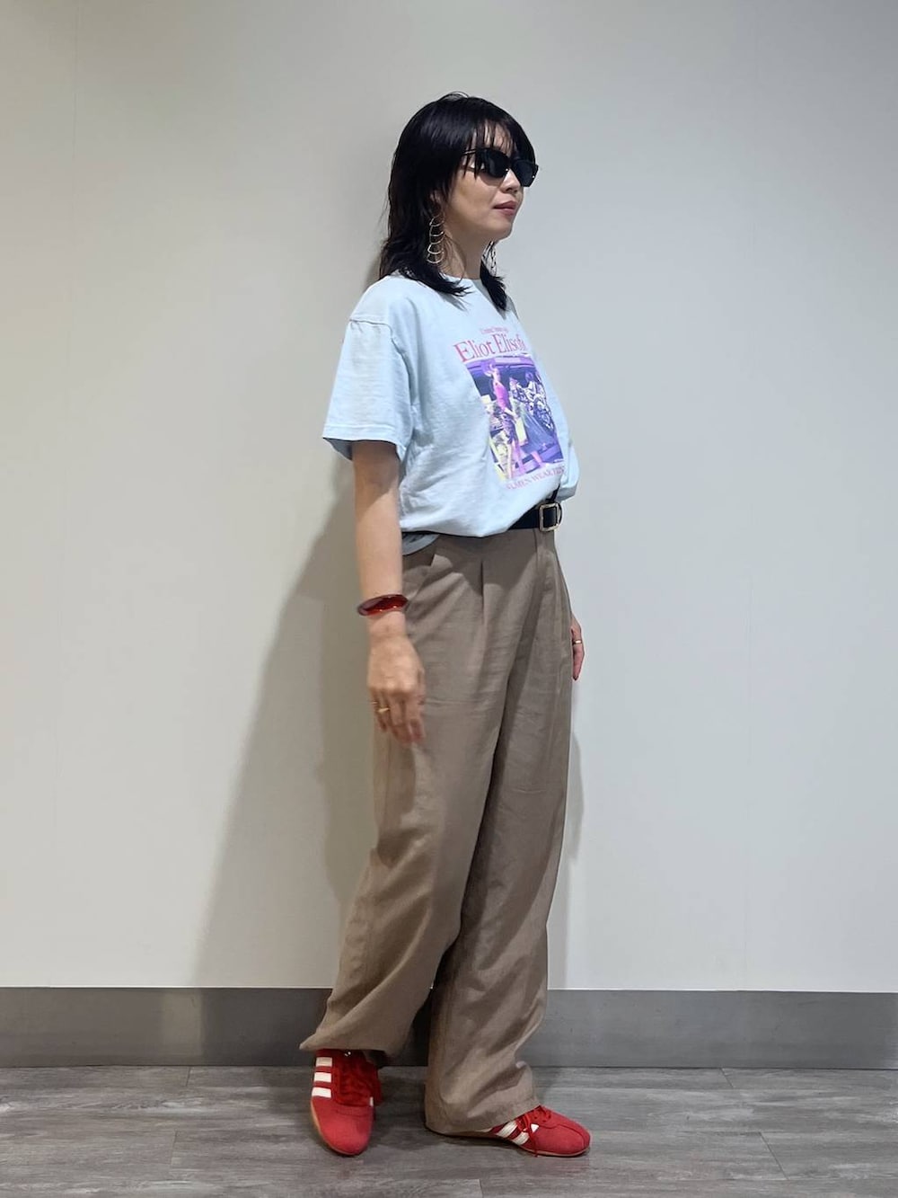 レッド系のスニーカー、ブルー系のTシャツ/カットソー、グレー系のその他パンツを着用したレディースの夏コーディネートの2枚目の写真