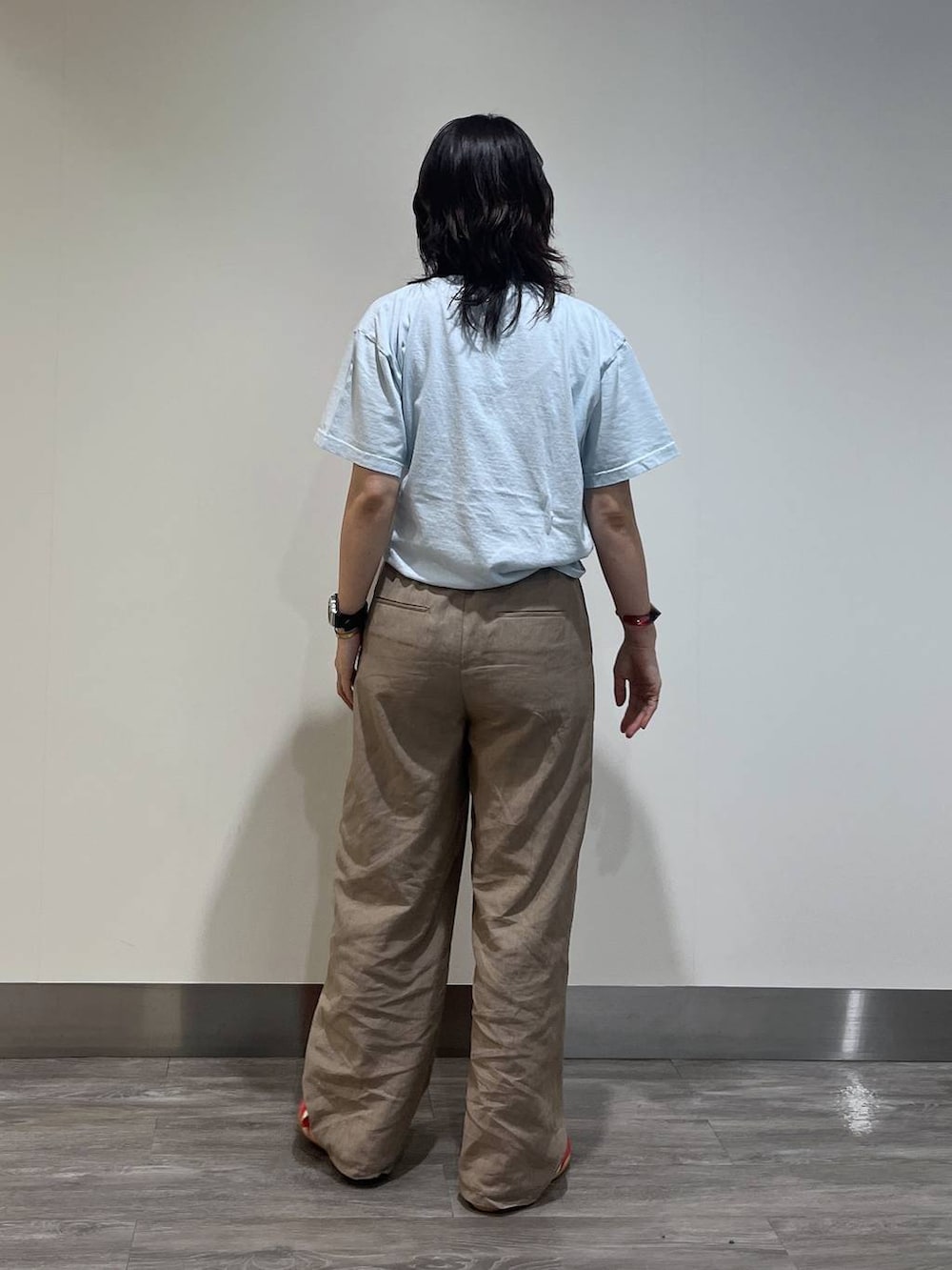 レッド系のスニーカー、ブルー系のTシャツ/カットソー、グレー系のその他パンツを着用したレディースの夏コーディネートの3枚目の写真
