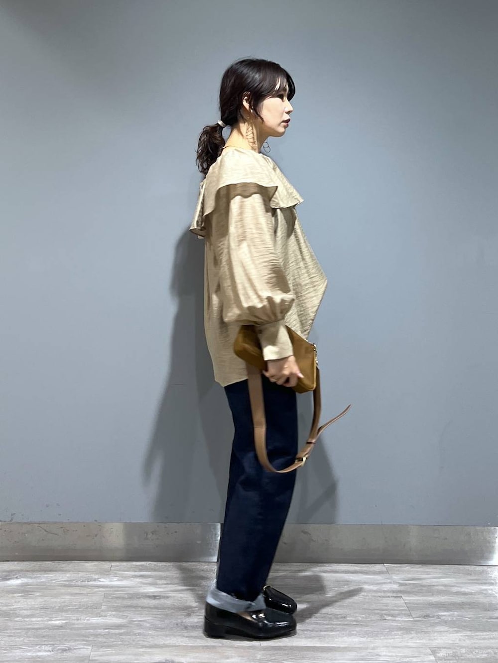 「着痩せ・細見え、高見え、ブラウス、apart by lowrys、デニムパンツ、ローファー、秋コーデ、大人カジュアル」｜「A part byのヒールローファー（ローファー、ブラック系）」を使った、Aoさん（レディース・161cm）の夏コーディネートの2枚目の写真
