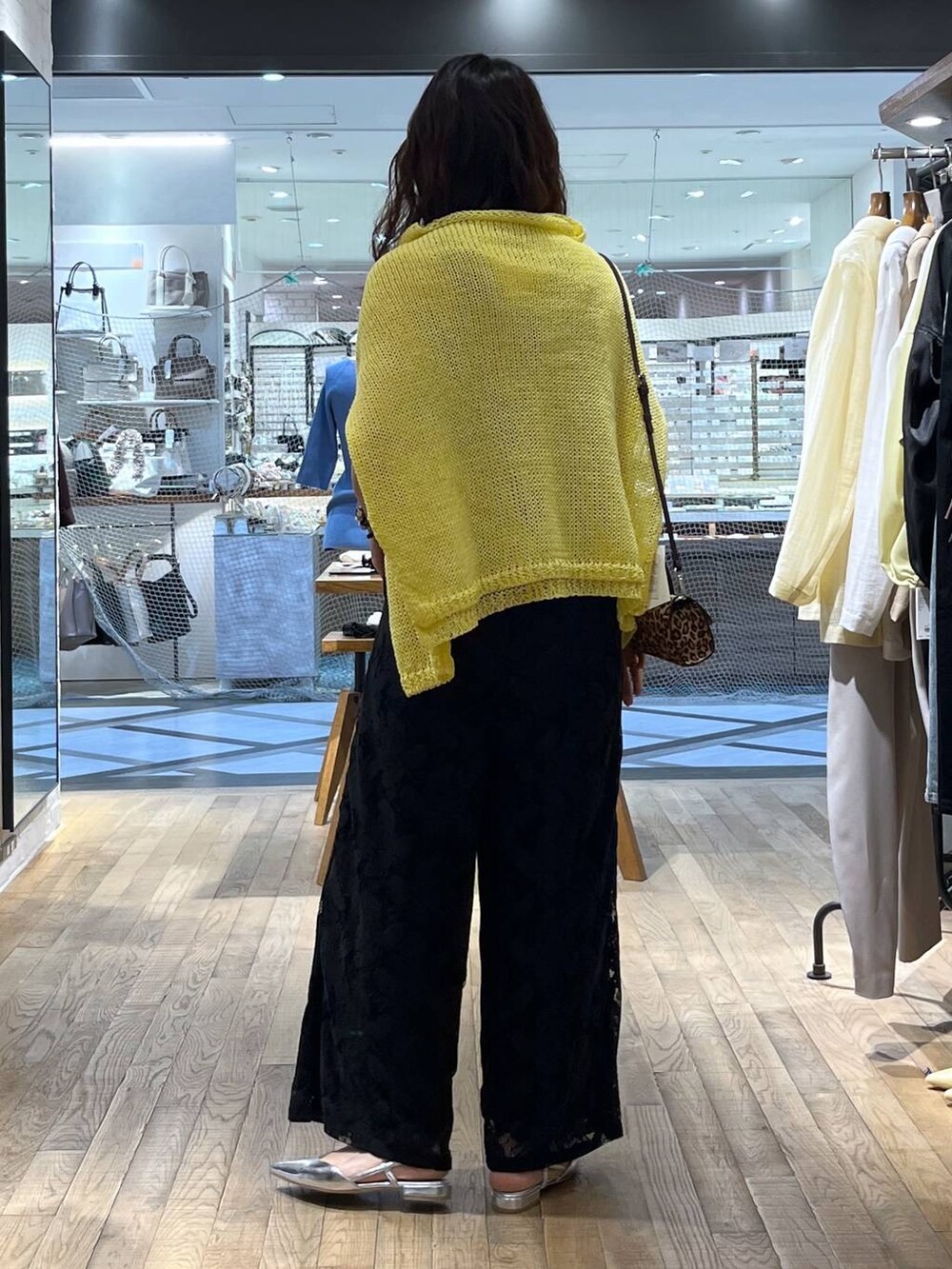 「体型カバー、ハンサム、ヘルシー、ママコーデ、SNAP_apart by lowrys、骨格ウェーブ、apart by lowrys、着痩せ・細見え、パーマ、サロペット、夏コーデ、セールミックスコーデ_apart by lowrys」｜「A part byのポインテッドフラットパンプス≪追加4≫（パンプス、シルバー系）」を使った、Aoさん（レディース・161cm）の春コーディネートの3枚目の写真