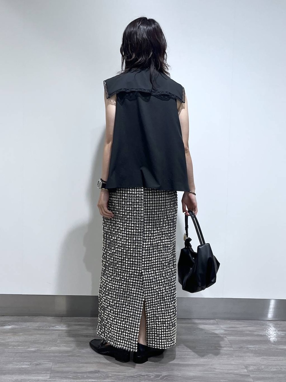 ブラック系のTシャツ/カットソー、ブラック系のローファー、ブラック系のショルダーバッグを着用したレディースの夏コーディネートの3枚目の写真