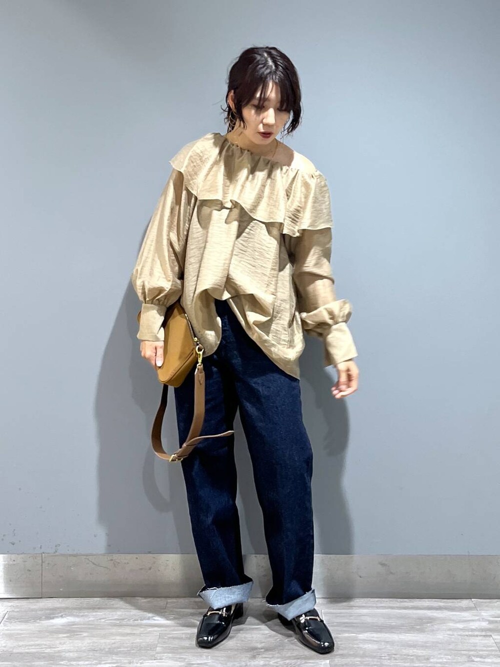 「着痩せ・細見え、高見え、ブラウス、apart by lowrys、デニムパンツ、ローファー、秋コーデ、大人カジュアル」｜「A part byのヒールローファー（ローファー、ブラック系）」を使った、Aoさん（レディース・161cm）の夏コーディネートの6枚目の写真
