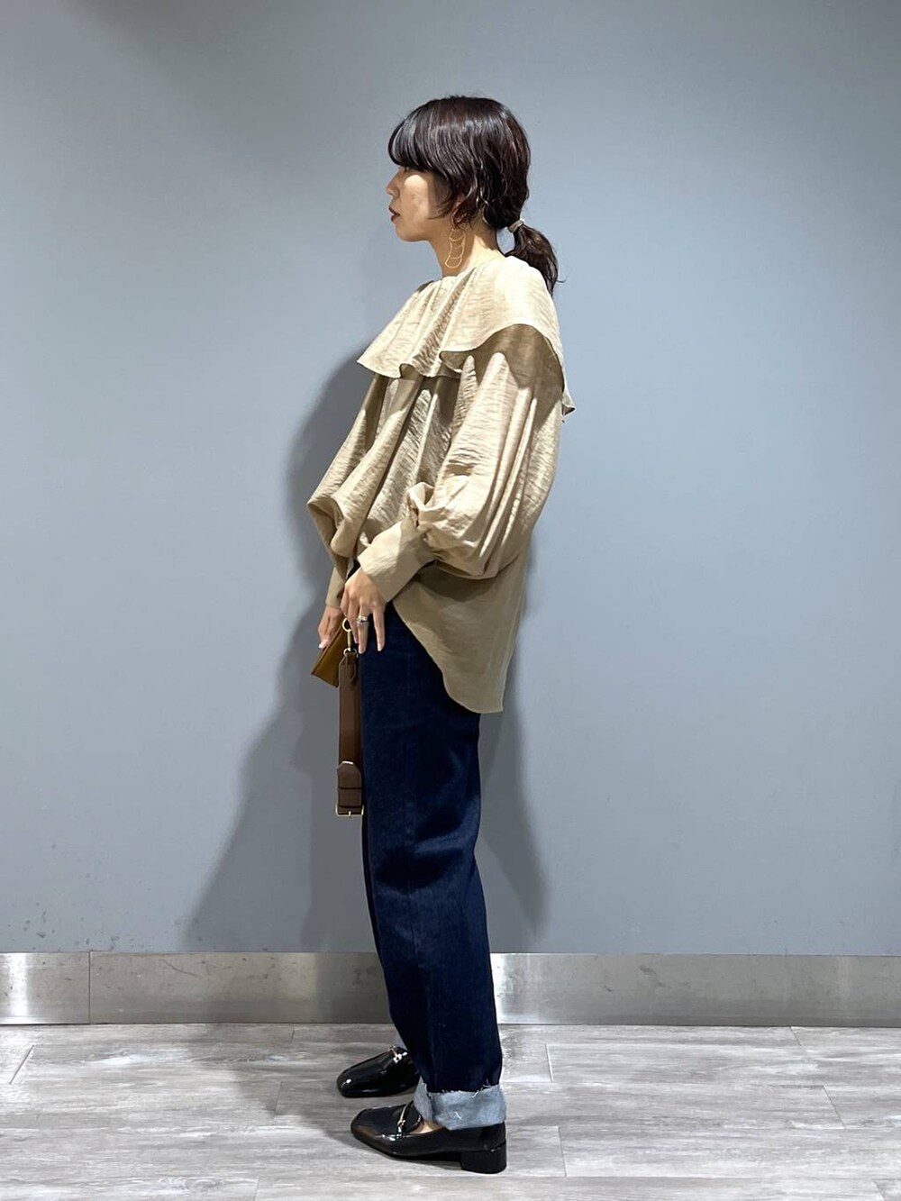 「着痩せ・細見え、高見え、ブラウス、apart by lowrys、デニムパンツ、ローファー、秋コーデ、大人カジュアル」｜「A part byのヒールローファー（ローファー、ブラック系）」を使った、Aoさん（レディース・161cm）の夏コーディネートの4枚目の写真
