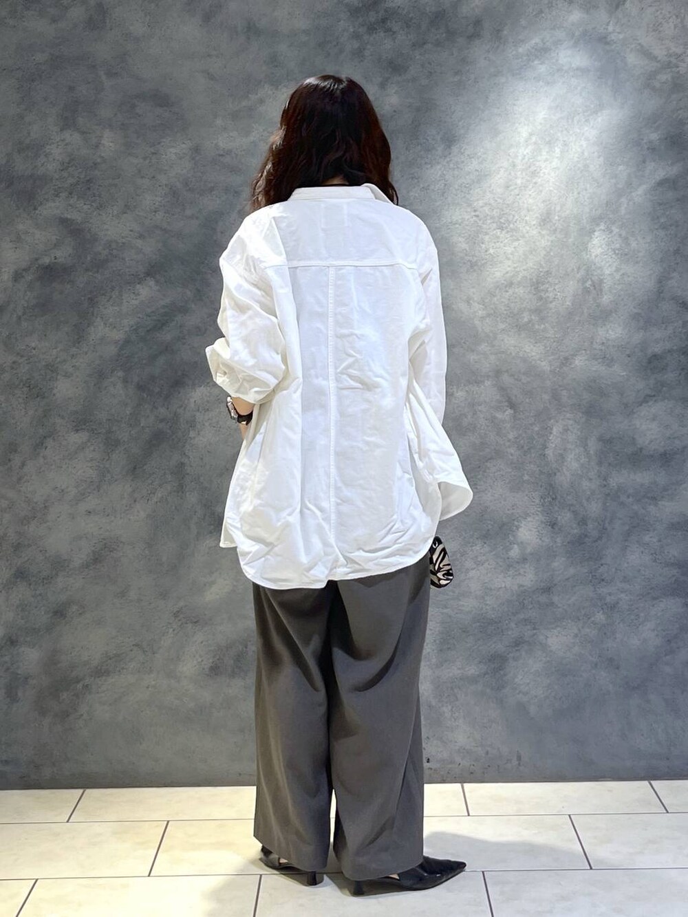 ブラック系のパンプス、ホワイト系のシャツ/ブラウス、グレー系のつなぎ/オールインワンを着用したレディースの春コーディネートの3枚目の写真