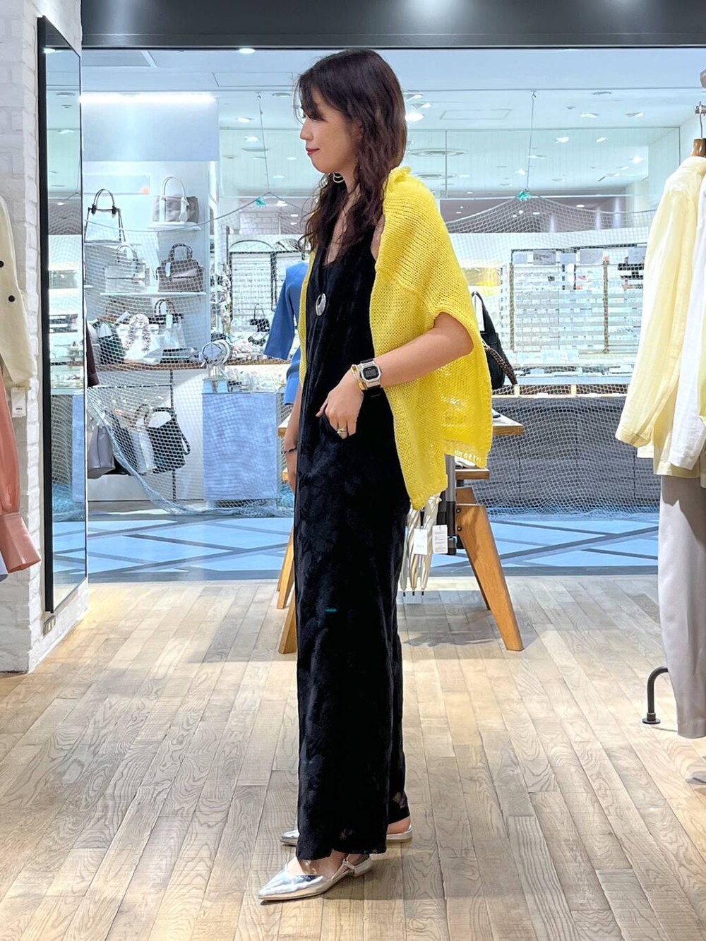 「体型カバー、ハンサム、ヘルシー、ママコーデ、SNAP_apart by lowrys、骨格ウェーブ、apart by lowrys、着痩せ・細見え、パーマ、サロペット、夏コーデ、セールミックスコーデ_apart by lowrys」｜「A part byのポインテッドフラットパンプス≪追加4≫（パンプス、シルバー系）」を使った、Aoさん（レディース・161cm）の春コーディネートの4枚目の写真