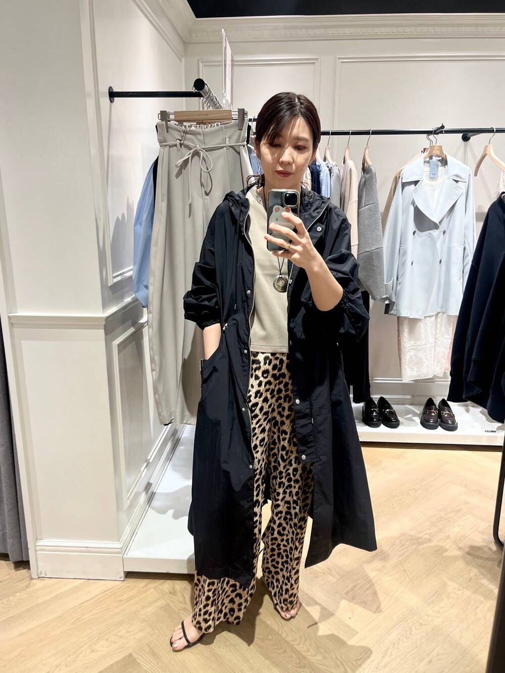 「体型カバー、ハンサム、ヘルシー、ママコーデ、SNAP_apart by lowrys、骨格ウェーブ、apart by lowrys、着痩せ・細見え、パーマ、春アウター」｜「A part byのULTIMA タンクトップ（タンクトップ、ベージュ系）」を使った、Aoさん（レディース・161cm）の春コーディネートの2枚目の写真