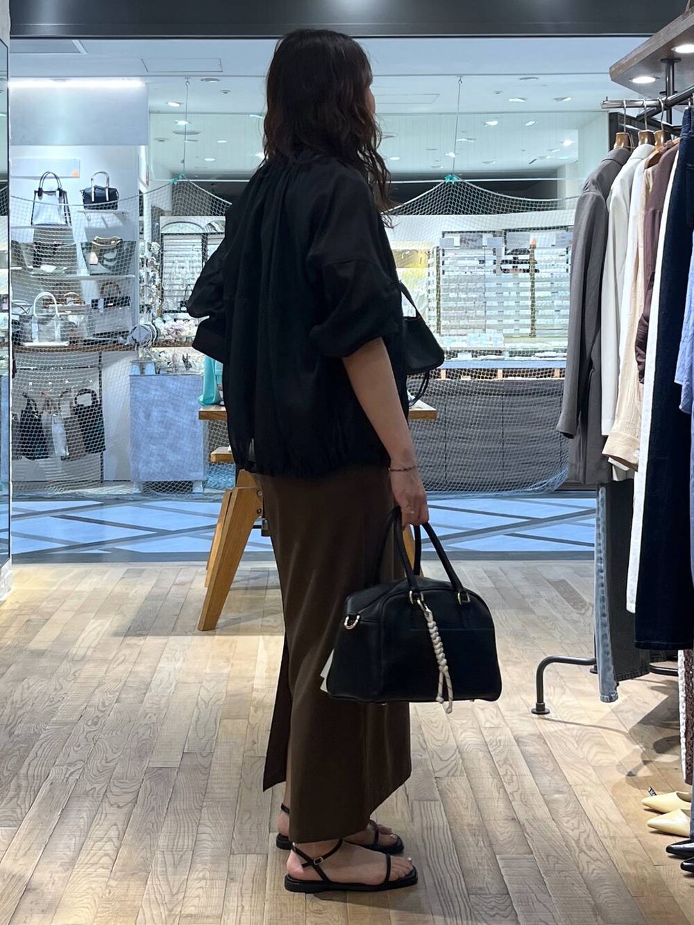 「体型カバー、ハンサム、ヘルシー、ママコーデ、SNAP_apart by lowrys、骨格ウェーブ、apart by lowrys、着痩せ・細見え、パーマ、ワンピース、ブルゾン、バッグ、サンダル」｜「A part byのシアーシャーリングブルゾン（ブルゾン、ブラック系）」を使った、Aoさん（レディース・161cm）の春コーディネートの2枚目の写真