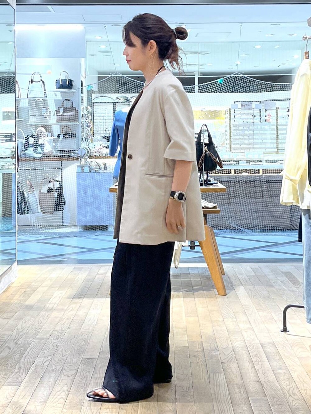 「ジャケット、パンツ、体型カバー、ハンサム、ヘルシー、ママコーデ、SNAP_apart by lowrys、パーマ、ネックレス、骨格ウェーブ、apart by lowrys、着痩せ・細見え」｜「A part byのネックカフ（ネックレス、シルバー系）」を使った、Aoさん（レディース・161cm）の春コーディネートの4枚目の写真