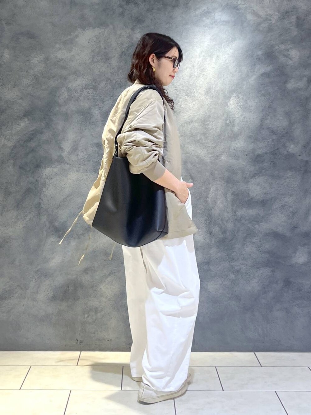 「体型カバー、ハンサム、ヘルシー、ママコーデ、SNAP_apart by lowrys、骨格ウェーブ、apart by lowrys、着痩せ・細見え、パーマ、春コーデ、春アウター、MA-1」｜「A part byのテープヤーンラメカーディガン（カーディガン/ボレロ、ピンク系）」を使った、Aoさん（レディース・161cm）の冬コーディネートの2枚目の写真