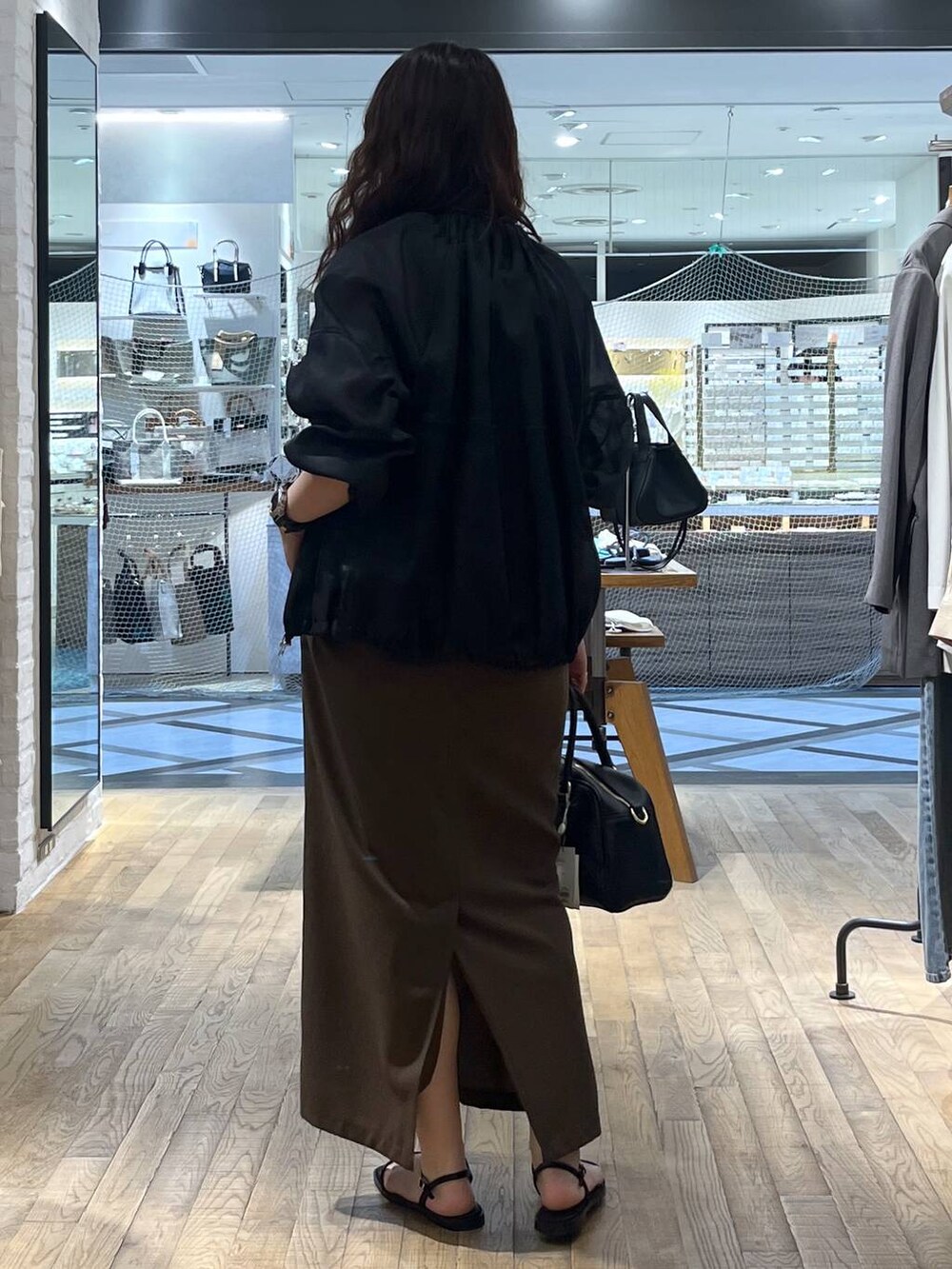 「体型カバー、ハンサム、ヘルシー、ママコーデ、SNAP_apart by lowrys、骨格ウェーブ、apart by lowrys、着痩せ・細見え、パーマ、ワンピース、ブルゾン、バッグ、サンダル」｜「A part byのシアーシャーリングブルゾン（ブルゾン、ブラック系）」を使った、Aoさん（レディース・161cm）の春コーディネートの3枚目の写真