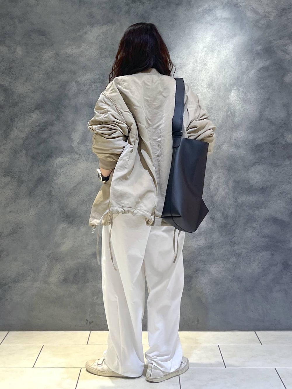 「体型カバー、ハンサム、ヘルシー、ママコーデ、SNAP_apart by lowrys、骨格ウェーブ、apart by lowrys、着痩せ・細見え、パーマ、春コーデ、春アウター、MA-1」｜「A part byのテープヤーンラメカーディガン（カーディガン/ボレロ、ピンク系）」を使った、Aoさん（レディース・161cm）の冬コーディネートの3枚目の写真
