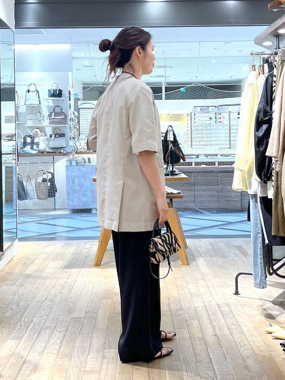 「ジャケット、パンツ、体型カバー、ハンサム、ヘルシー、ママコーデ、SNAP_apart by lowrys、パーマ、ネックレス、骨格ウェーブ、apart by lowrys、着痩せ・細見え」｜「A part byのネックカフ（ネックレス、シルバー系）」を使った、Aoさん（レディース・161cm）の春コーディネートの2枚目の写真