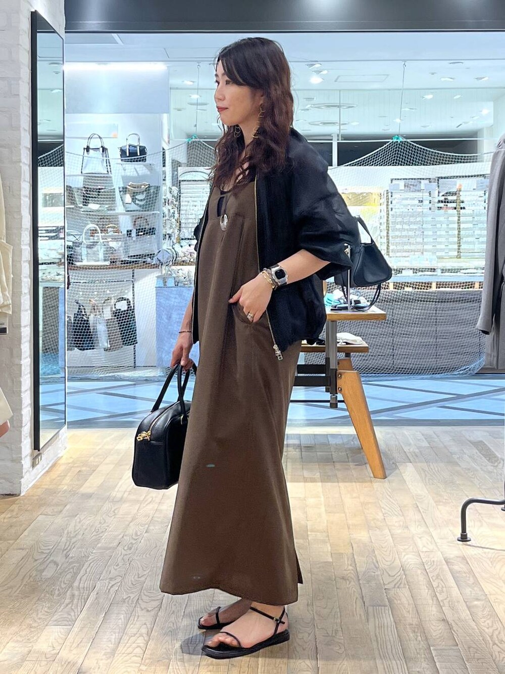 「体型カバー、ハンサム、ヘルシー、ママコーデ、SNAP_apart by lowrys、骨格ウェーブ、apart by lowrys、着痩せ・細見え、パーマ、ワンピース、ブルゾン、バッグ、サンダル」｜「A part byのシアーシャーリングブルゾン（ブルゾン、ブラック系）」を使った、Aoさん（レディース・161cm）の春コーディネートの4枚目の写真