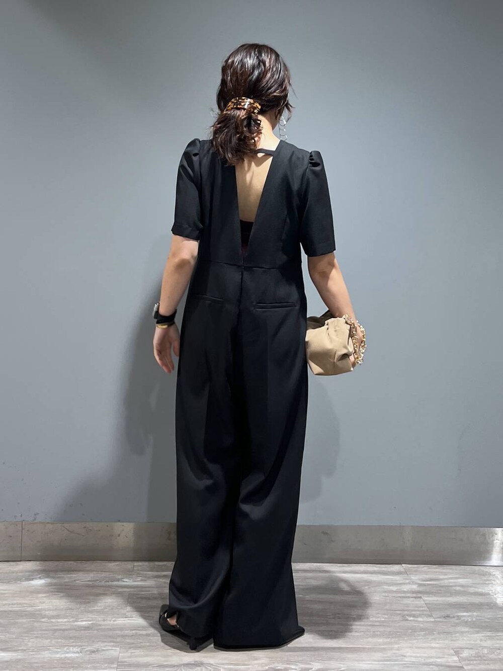 ブラック系のパンプス、ベージュ系のショルダーバッグ、ブラック系のつなぎ/オールインワンを着用したレディースの秋コーディネートの3枚目の写真