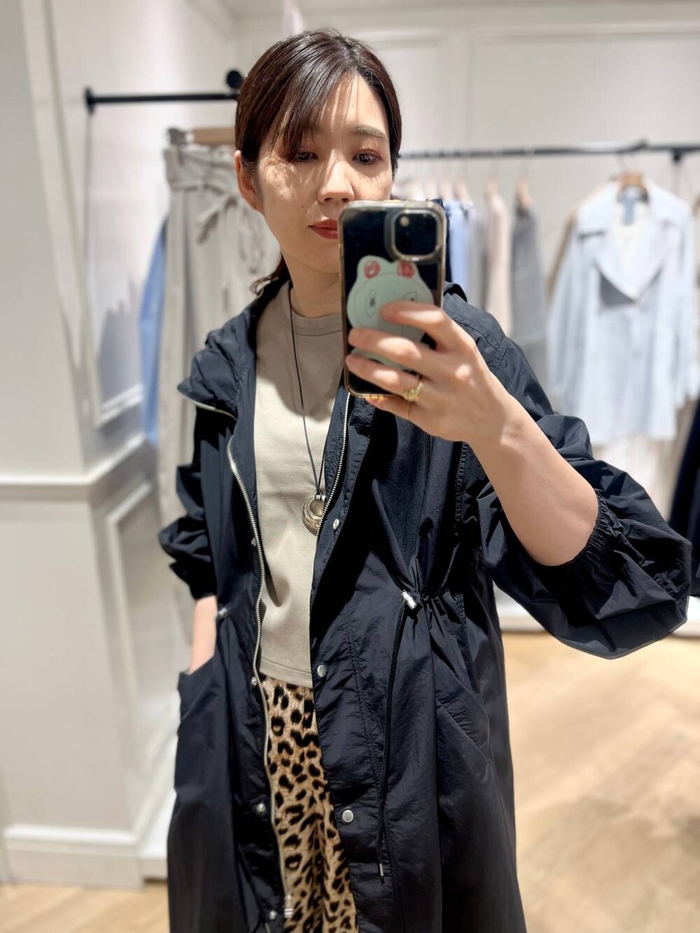 「体型カバー、ハンサム、ヘルシー、ママコーデ、SNAP_apart by lowrys、骨格ウェーブ、apart by lowrys、着痩せ・細見え、パーマ、春アウター」｜「A part byのULTIMA タンクトップ（タンクトップ、ベージュ系）」を使った、Aoさん（レディース・161cm）の春コーディネートの4枚目の写真