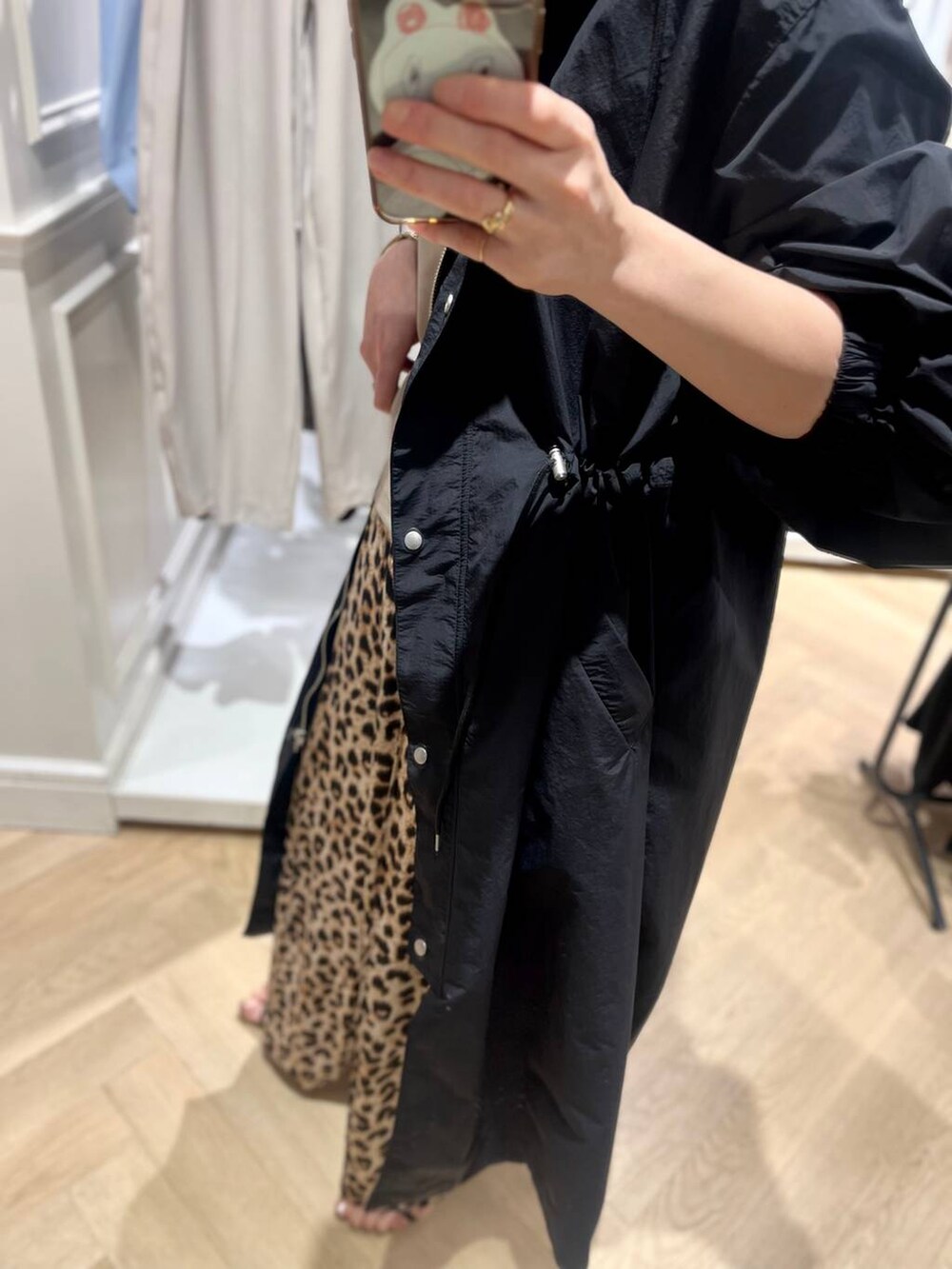 「体型カバー、ハンサム、ヘルシー、ママコーデ、SNAP_apart by lowrys、骨格ウェーブ、apart by lowrys、着痩せ・細見え、パーマ、春アウター」｜「A part byのULTIMA タンクトップ（タンクトップ、ベージュ系）」を使った、Aoさん（レディース・161cm）の春コーディネートの3枚目の写真