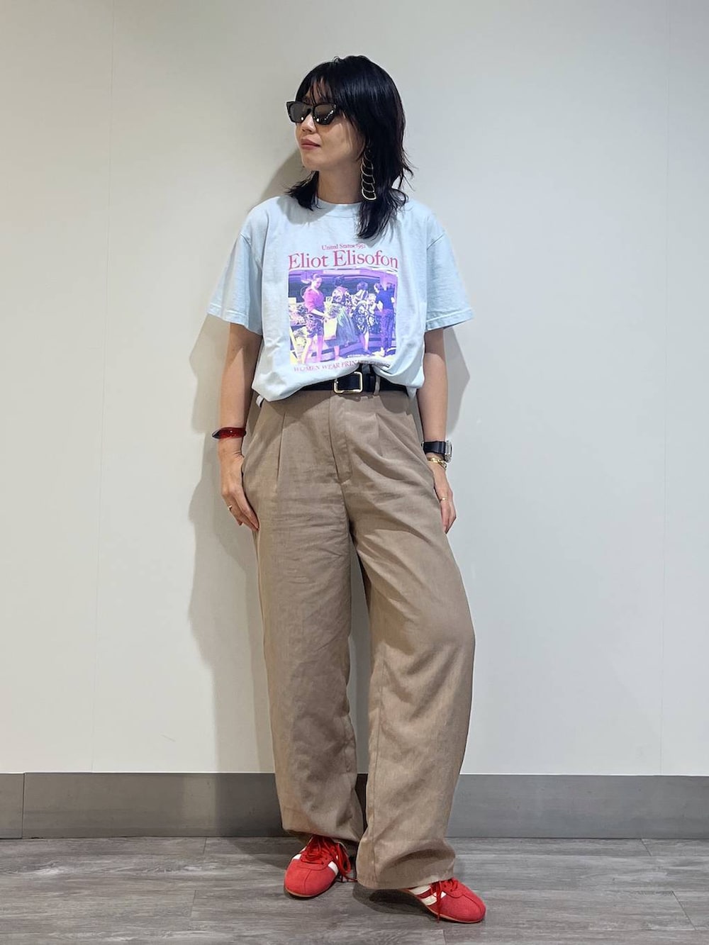 レッド系のスニーカー、ブルー系のTシャツ/カットソー、グレー系のその他パンツを着用したレディースの夏コーディネートの6枚目の写真