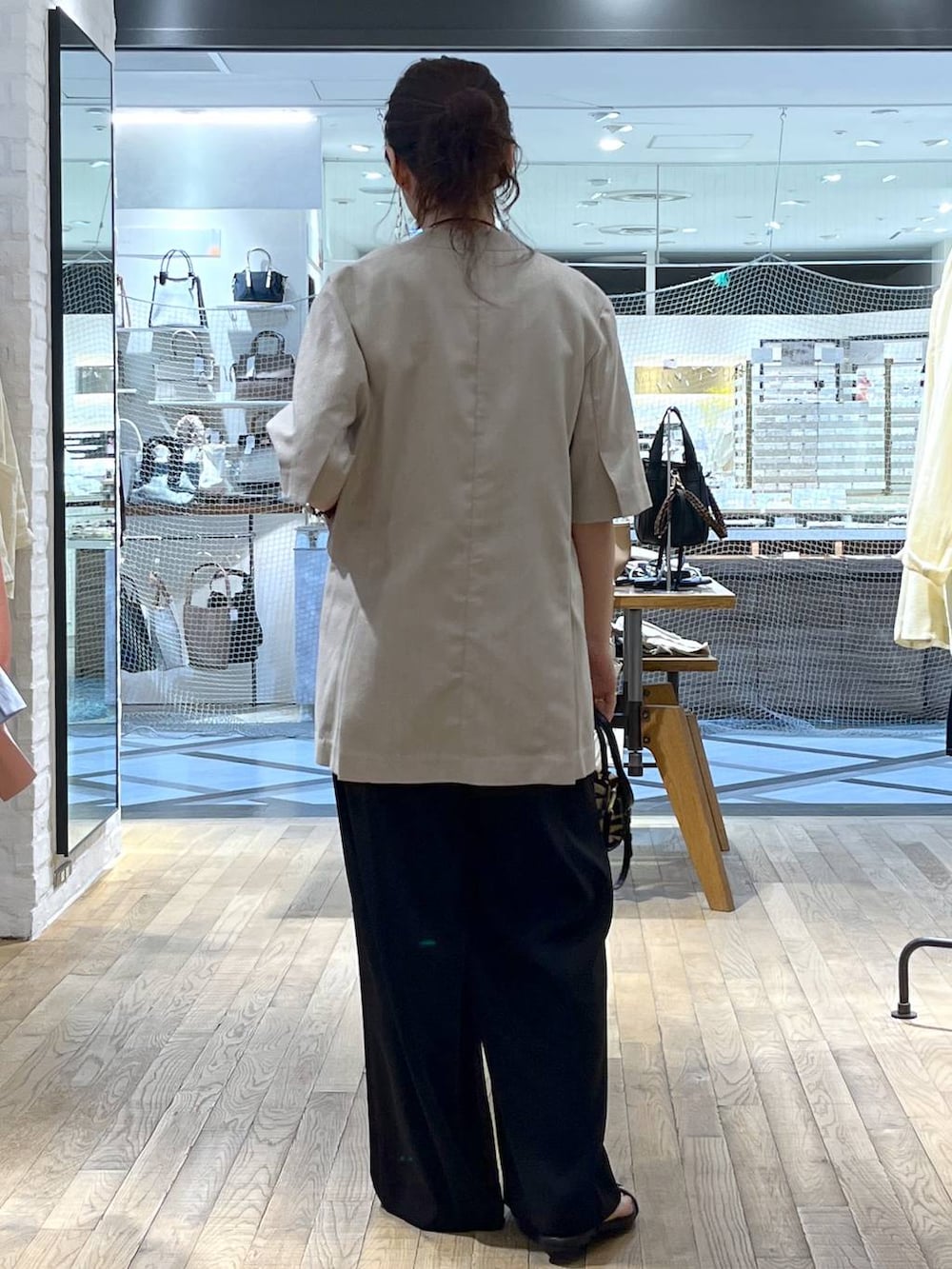 「ジャケット、パンツ、体型カバー、ハンサム、ヘルシー、ママコーデ、SNAP_apart by lowrys、パーマ、ネックレス、骨格ウェーブ、apart by lowrys、着痩せ・細見え」｜「A part byのネックカフ（ネックレス、シルバー系）」を使った、Aoさん（レディース・161cm）の春コーディネートの3枚目の写真