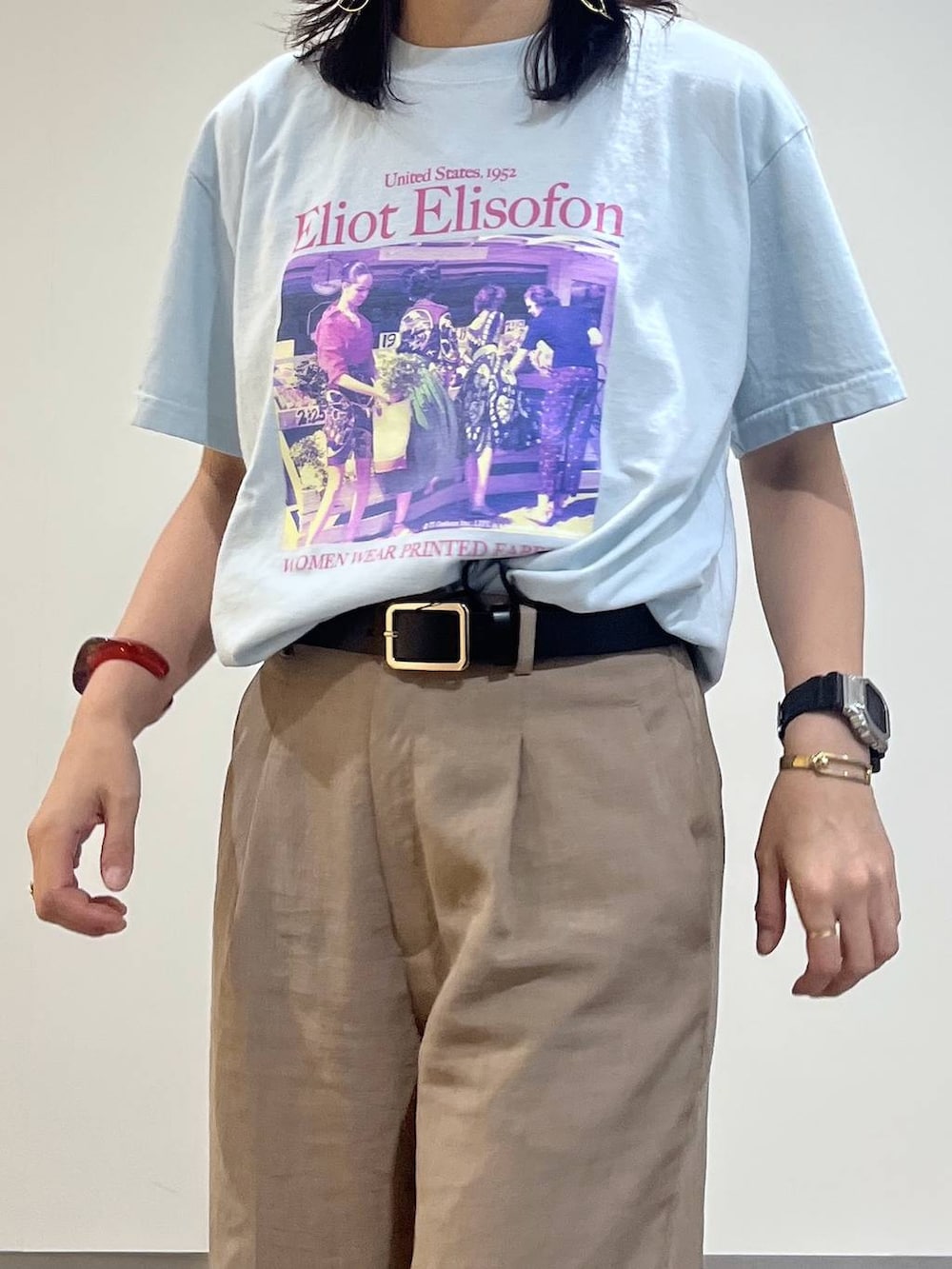 レッド系のスニーカー、ブルー系のTシャツ/カットソー、グレー系のその他パンツを着用したレディースの夏コーディネートの5枚目の写真