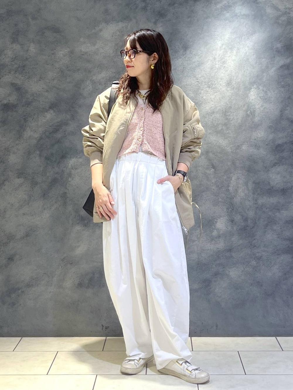「体型カバー、ハンサム、ヘルシー、ママコーデ、SNAP_apart by lowrys、骨格ウェーブ、apart by lowrys、着痩せ・細見え、パーマ、春コーデ、春アウター、MA-1」｜「A part byのテープヤーンラメカーディガン（カーディガン/ボレロ、ピンク系）」を使った、Aoさん（レディース・161cm）の冬コーディネートの5枚目の写真