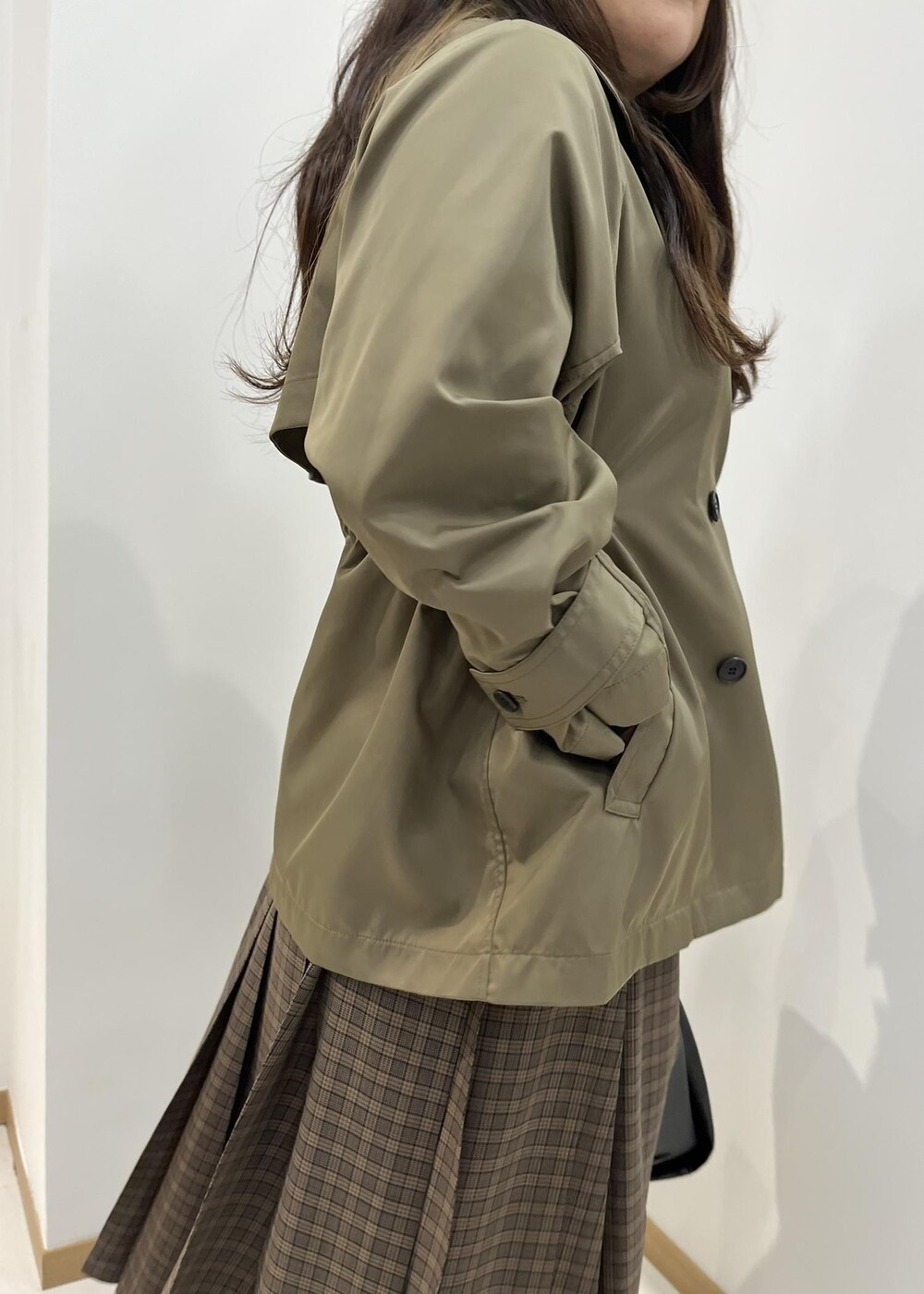 ブラック系のブーツ、ブラック系のトートバッグ、ブルー系のニット/セーターを着用したレディースの秋コーディネートの7枚目の写真