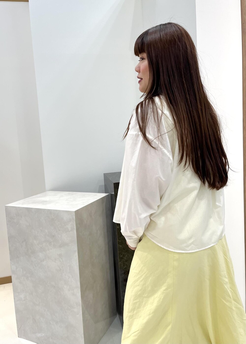 ベージュ系のショルダーバッグ、ホワイト系のシャツ/ブラウス、ベージュ系のサンダルを着用したレディースの春コーディネートの5枚目の写真