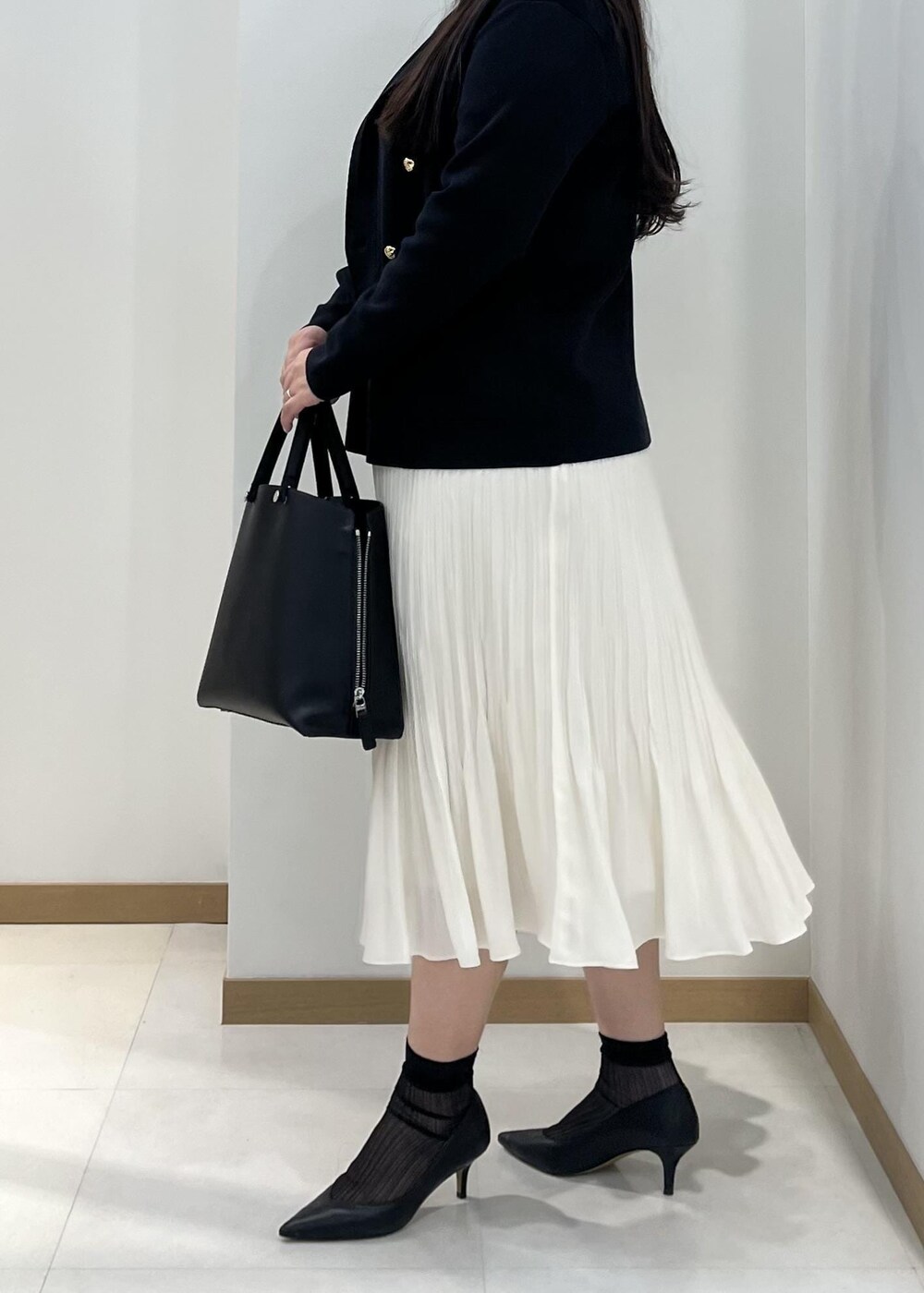 ホワイト系のスカート、ブルー系のテーラードジャケット、オレンジ系のTシャツ/カットソーを着用したレディースの春コーディネートの5枚目の写真