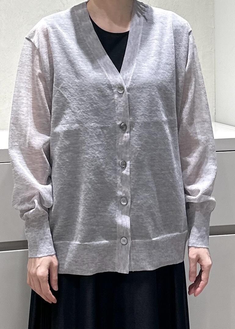 ブラック系のハンドバッグ、ホワイト系のその他パンツ、グレー系のカーディガン/ボレロを着用したレディースの春コーディネートの4枚目の写真