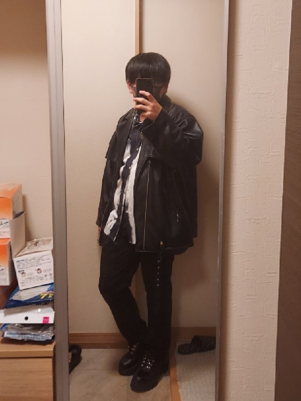 「カジュアルコーデ、休日コーデ、春服、GU、韓国ファッション、adrer、柄シャツ、タックイン、低身長、デート、相互フォロー、いいね、save、フォローお願いします🤑、きれいめカジュアル、プチプラ、ブラック」｜「ADRERのSynthetic leather over double riders jacket/シンセティックレザーオーバーダブルライダースジャケット（ライダースジャケット、ブラック系）」を使った、かじゅ[相互フォロー]さん（メンズ・171cm）の冬コーディネートの2枚目の写真