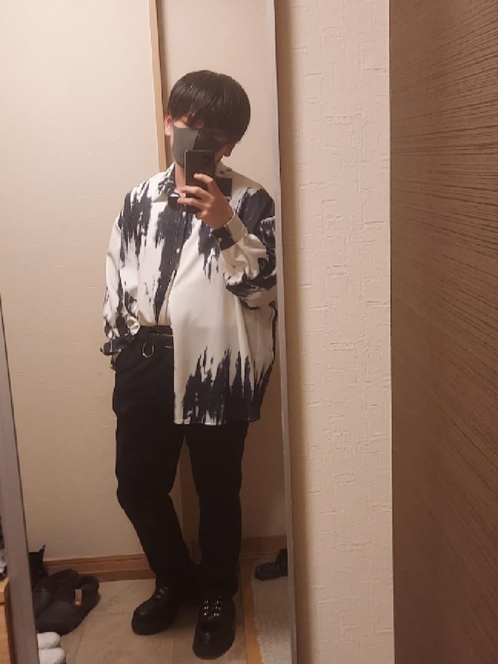「カジュアルコーデ、休日コーデ、春服、GU、韓国ファッション、adrer、柄シャツ、タックイン、低身長、デート、相互フォロー、いいね、save、フォローお願いします🤑、きれいめカジュアル、プチプラ、ブラック」｜「ADRERのSynthetic leather over double riders jacket/シンセティックレザーオーバーダブルライダースジャケット（ライダースジャケット、ブラック系）」を使った、かじゅ[相互フォロー]さん（メンズ・171cm）の冬コーディネートの3枚目の写真