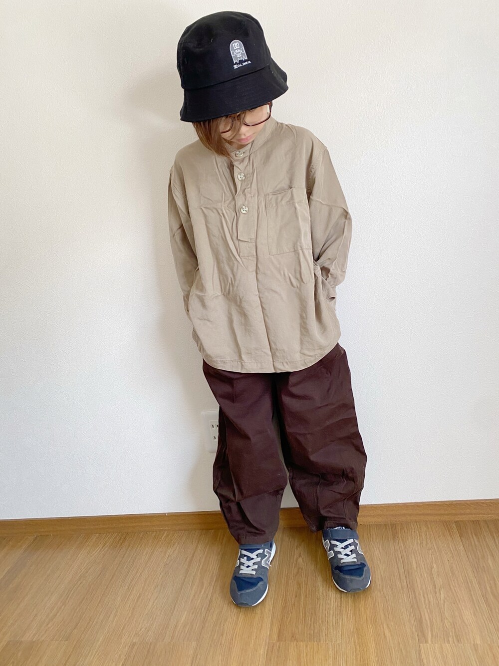 ベージュ系のシャツ/ブラウス、グレー系のスニーカー、ブラウン系のその他パンツを着用したキッズの春コーディネートの3枚目の写真