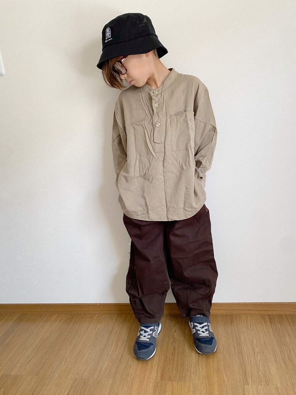 ベージュ系のシャツ/ブラウス、グレー系のスニーカー、ブラウン系のその他パンツを着用したキッズの春コーディネートの2枚目の写真