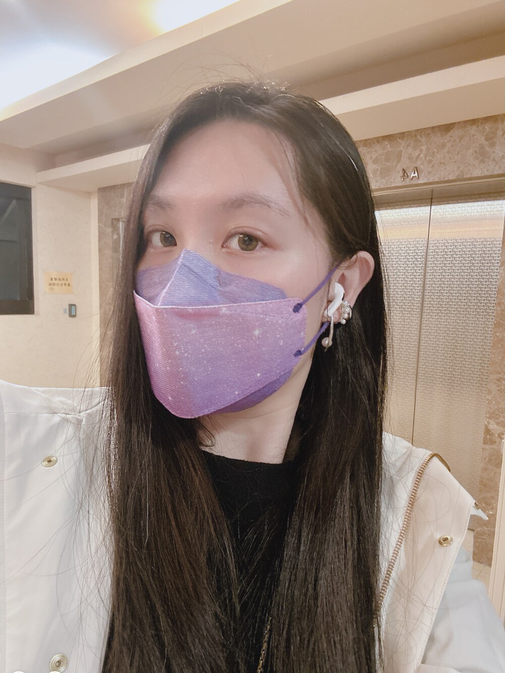 ブラック系のワンピース、ホワイト系のその他アウター、ブラウン系のブーツを着用したレディースの秋コーディネートの5枚目の写真