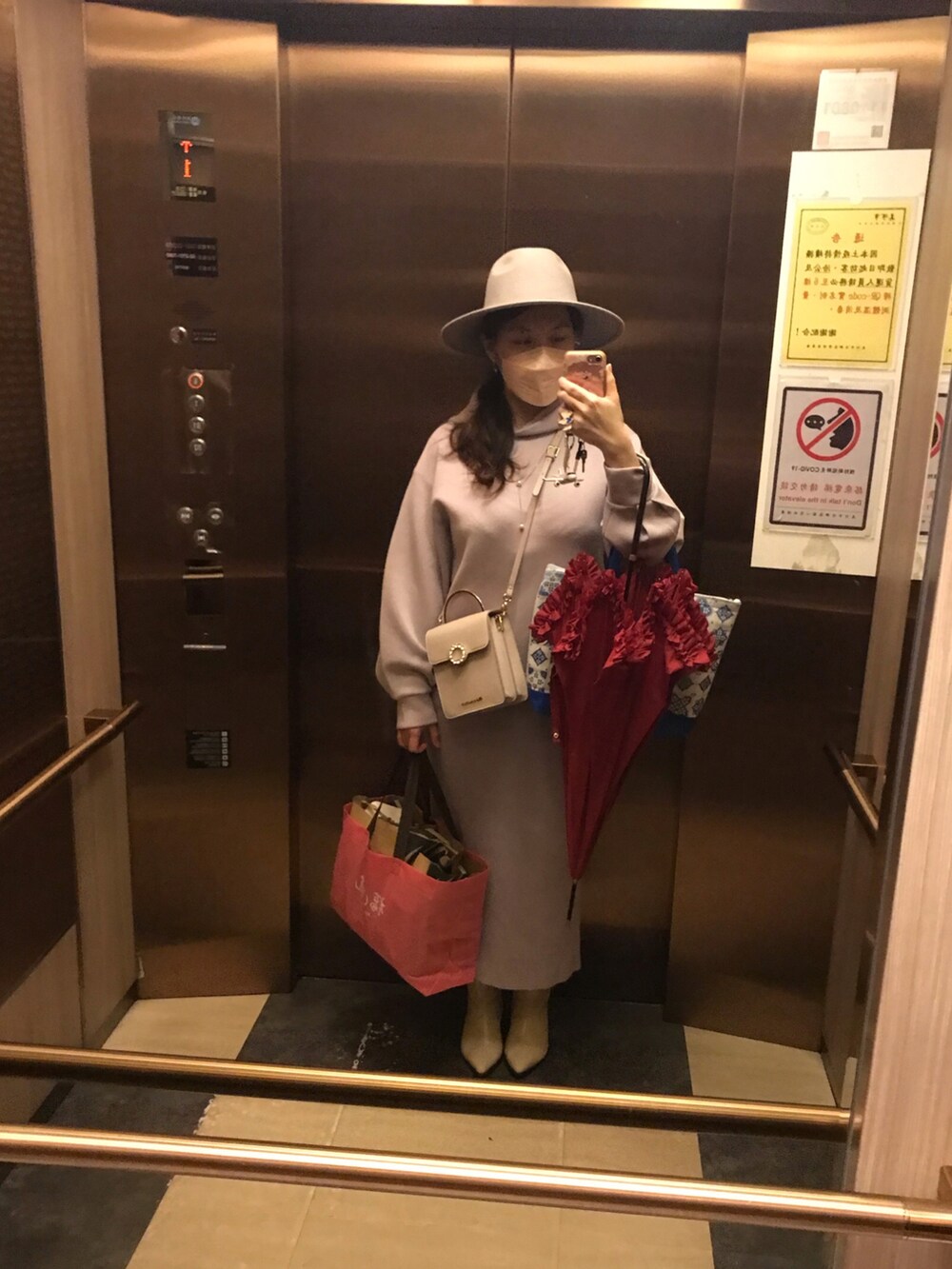 パープル系のワンピース、パープル系のTシャツ/カットソー、ベージュ系のブーツを着用したレディースの冬コーディネートの2枚目の写真