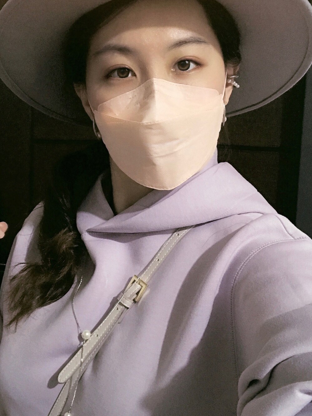 パープル系のワンピース、パープル系のTシャツ/カットソー、ベージュ系のブーツを着用したレディースの冬コーディネートの3枚目の写真