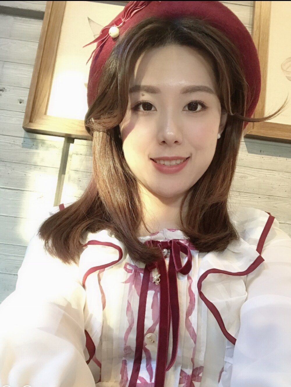 レッド系のワンピース/ドレス、ピンク系のハンドバッグ、ピンク系のパンプスを着用したレディースの冬コーディネートの2枚目の写真