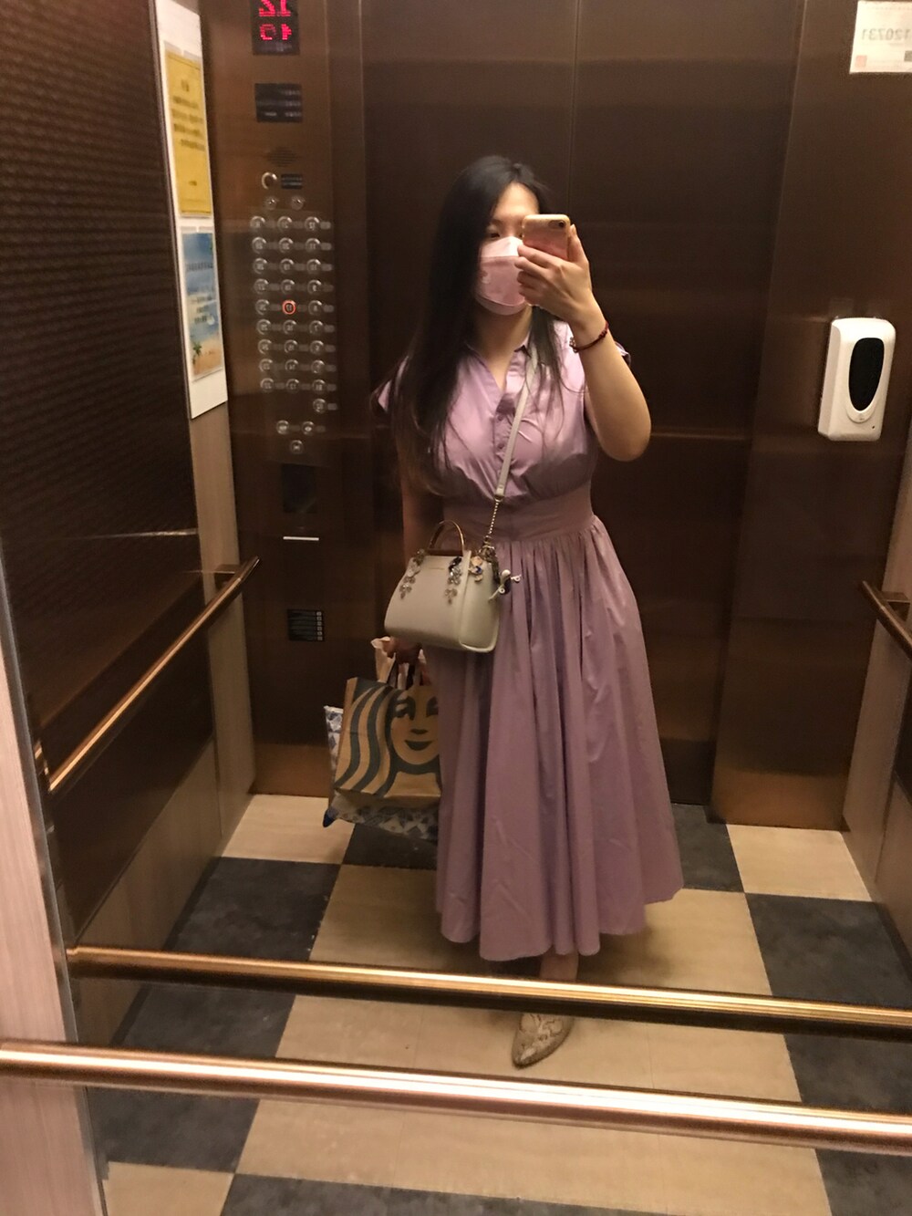 パープル系のワンピース、ブルー系のショルダーバッグ、グレー系のシューズを着用したレディースの秋コーディネートの2枚目の写真