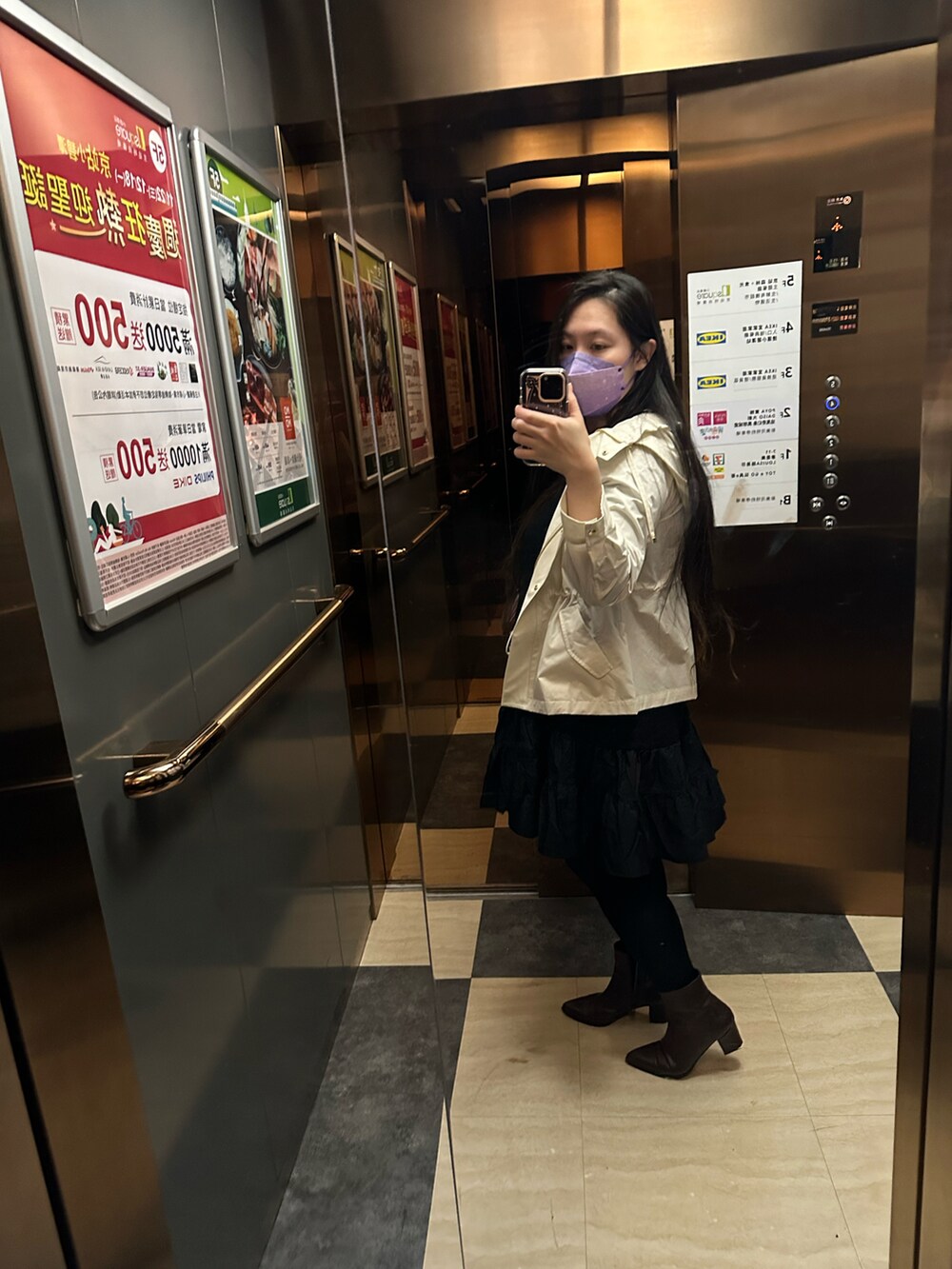 ブラック系のワンピース、ホワイト系のその他アウター、ブラウン系のブーツを着用したレディースの秋コーディネートの2枚目の写真