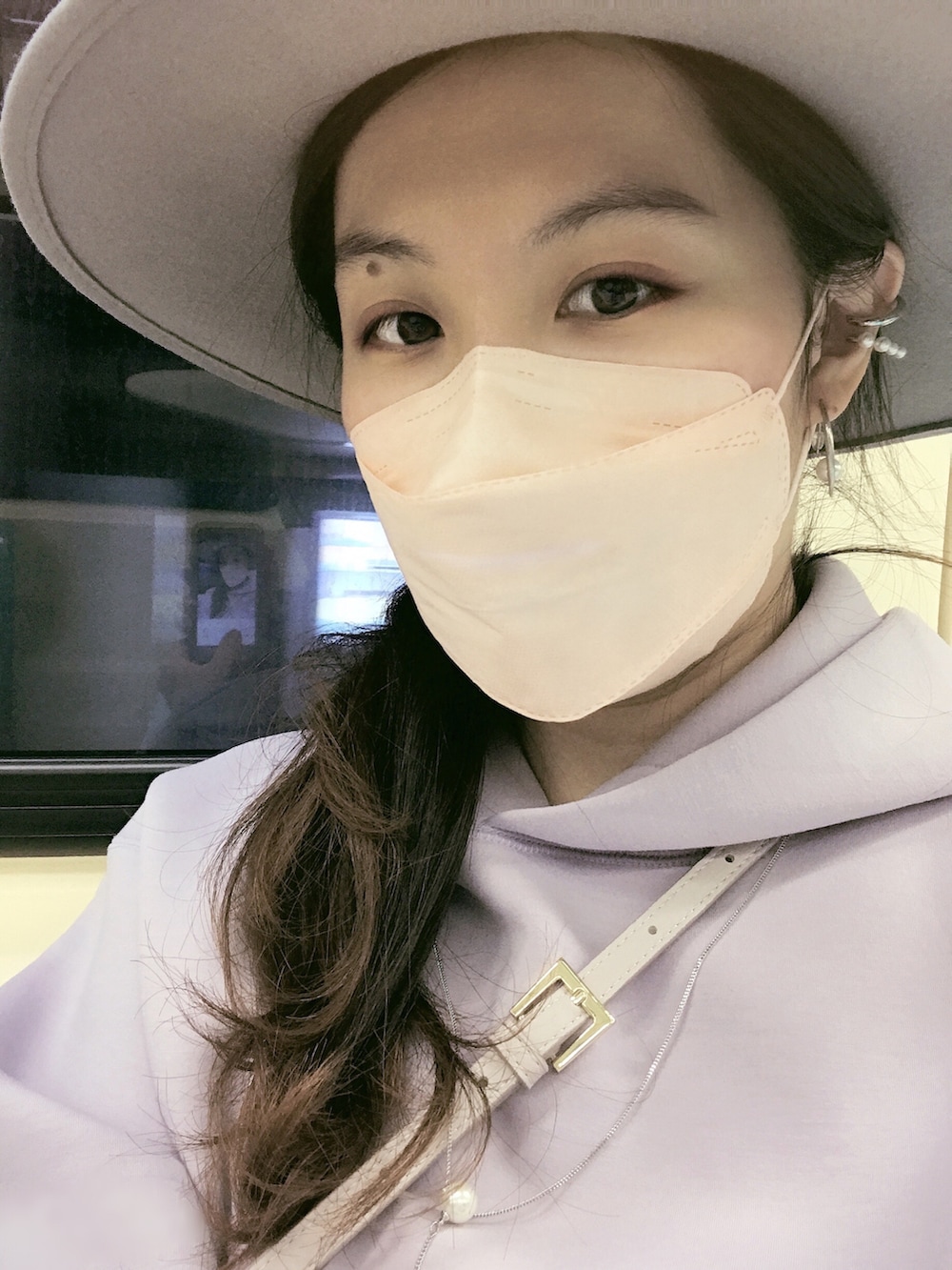 パープル系のワンピース、パープル系のTシャツ/カットソー、ベージュ系のブーツを着用したレディースの冬コーディネートの4枚目の写真